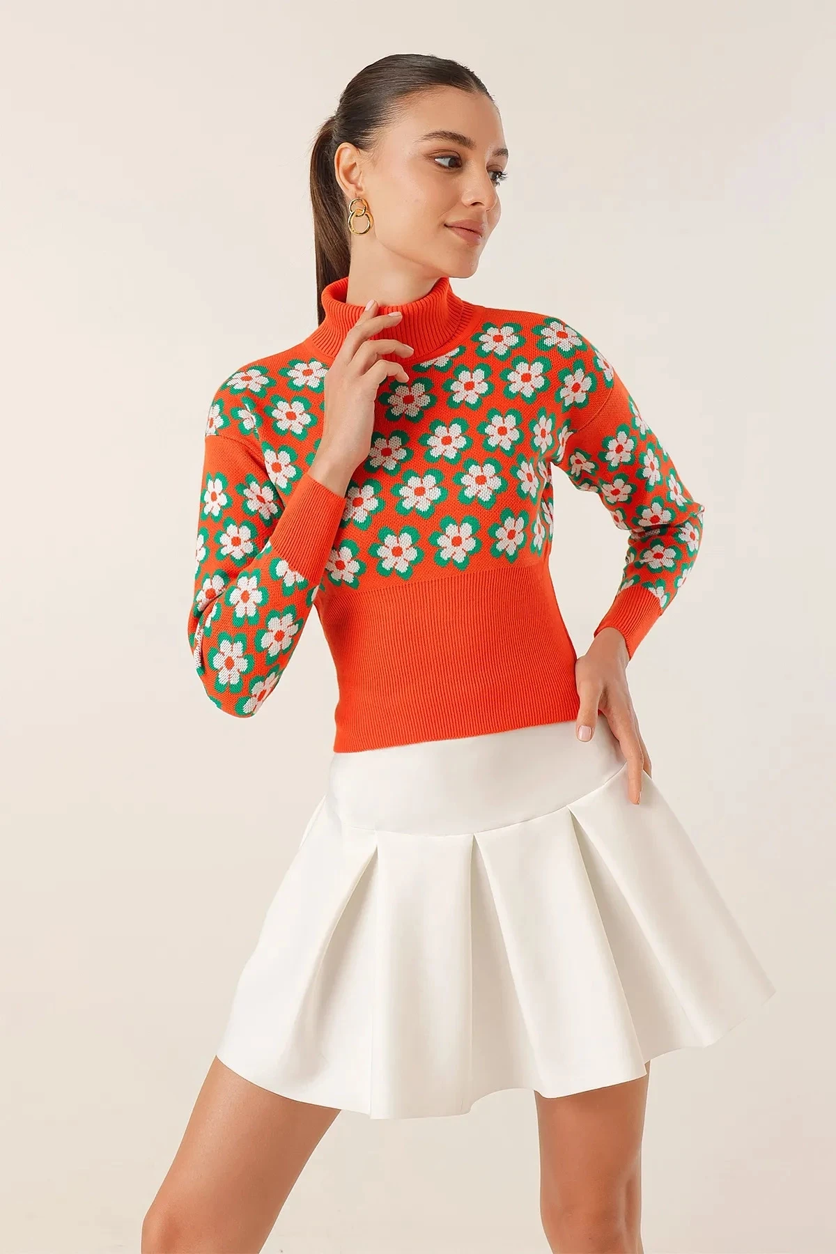 Kadın Oranj Çiçek Desenli Boğazlı Crop Kazak HZL24W-BD1101381