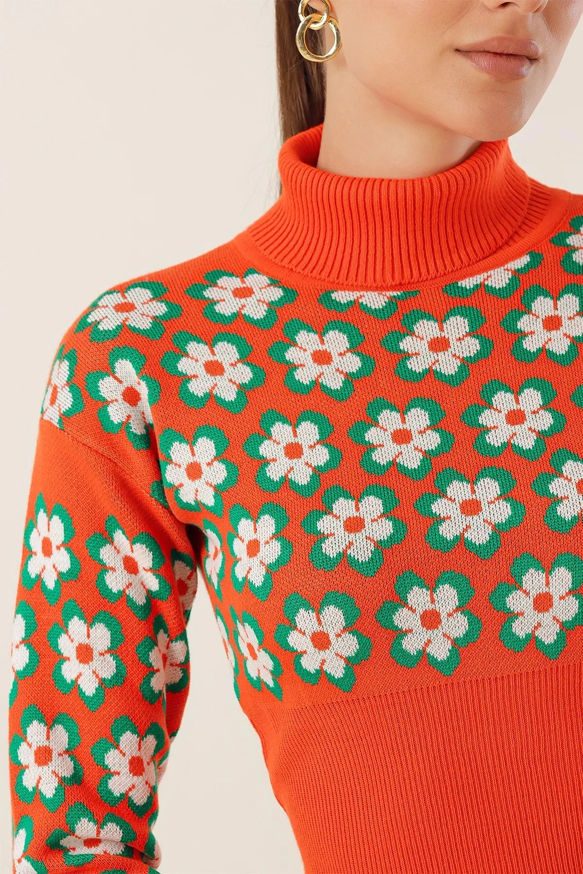 Kadın Oranj Çiçek Desenli Boğazlı Crop Kazak HZL24W-BD1101381