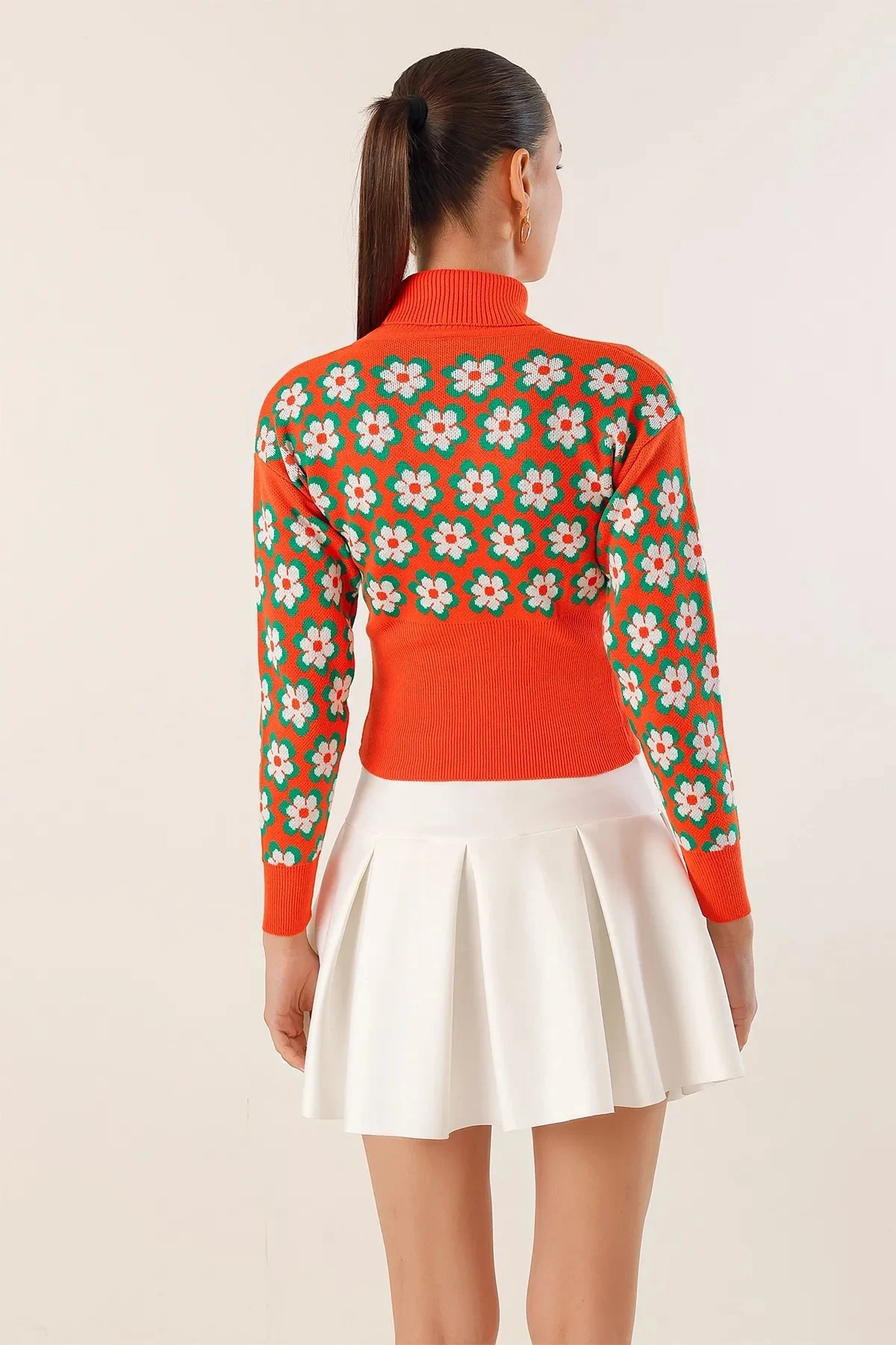 Kadın Oranj Çiçek Desenli Boğazlı Crop Kazak HZL24W-BD1101381