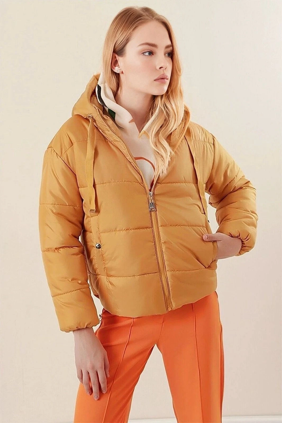 Kadın Pastel Sarı Kapüşonlu Bel Büzgülü Şişme Mont HZL22W-BD151171