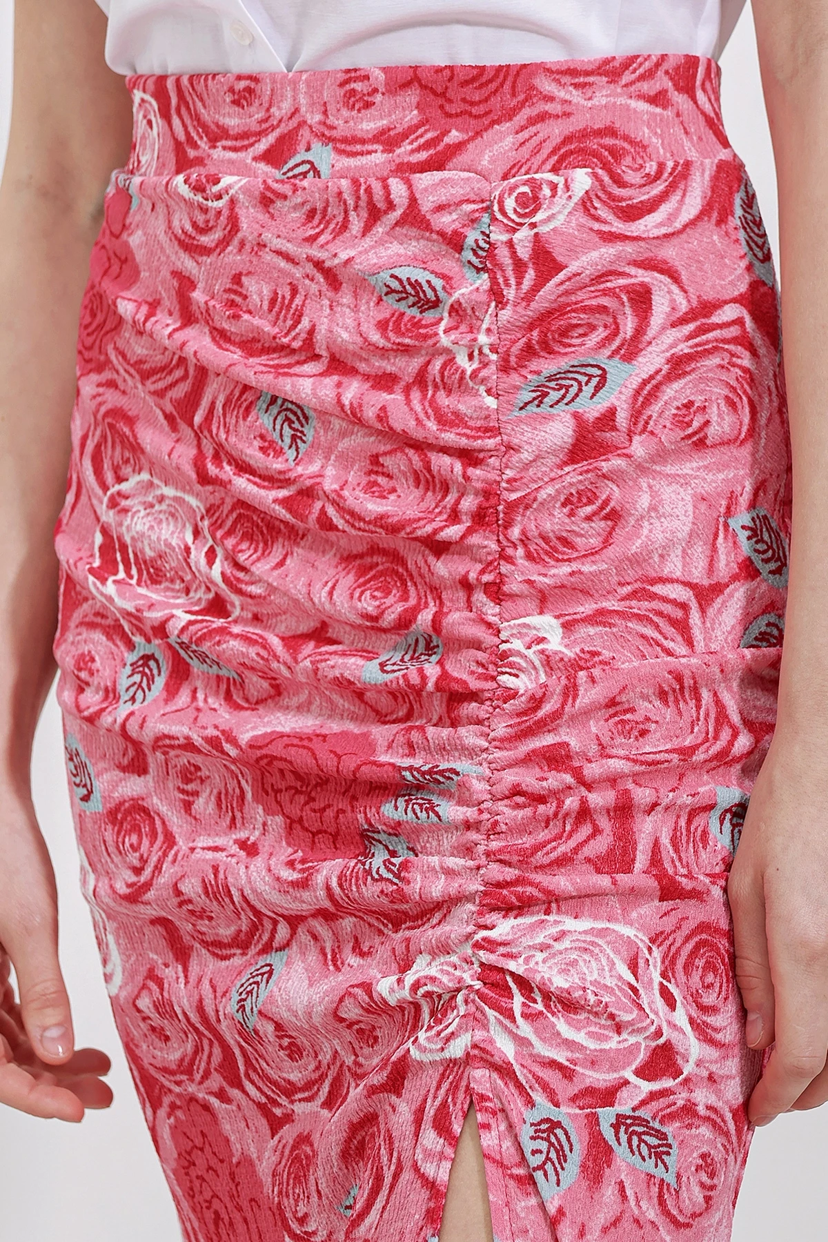 Kadın Pembe Beyaz Gül Desenli Beli Lastikli Yırtmaçlı Uzun Etek HZL24S-BD1180081