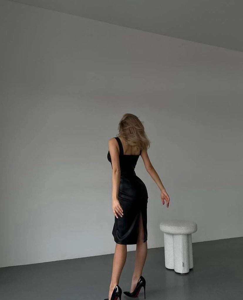 Kadın Siyah Askılı Yırtmaç Detaylı Suni Deri Midi Boy Elbise HZL24S-FRY121761