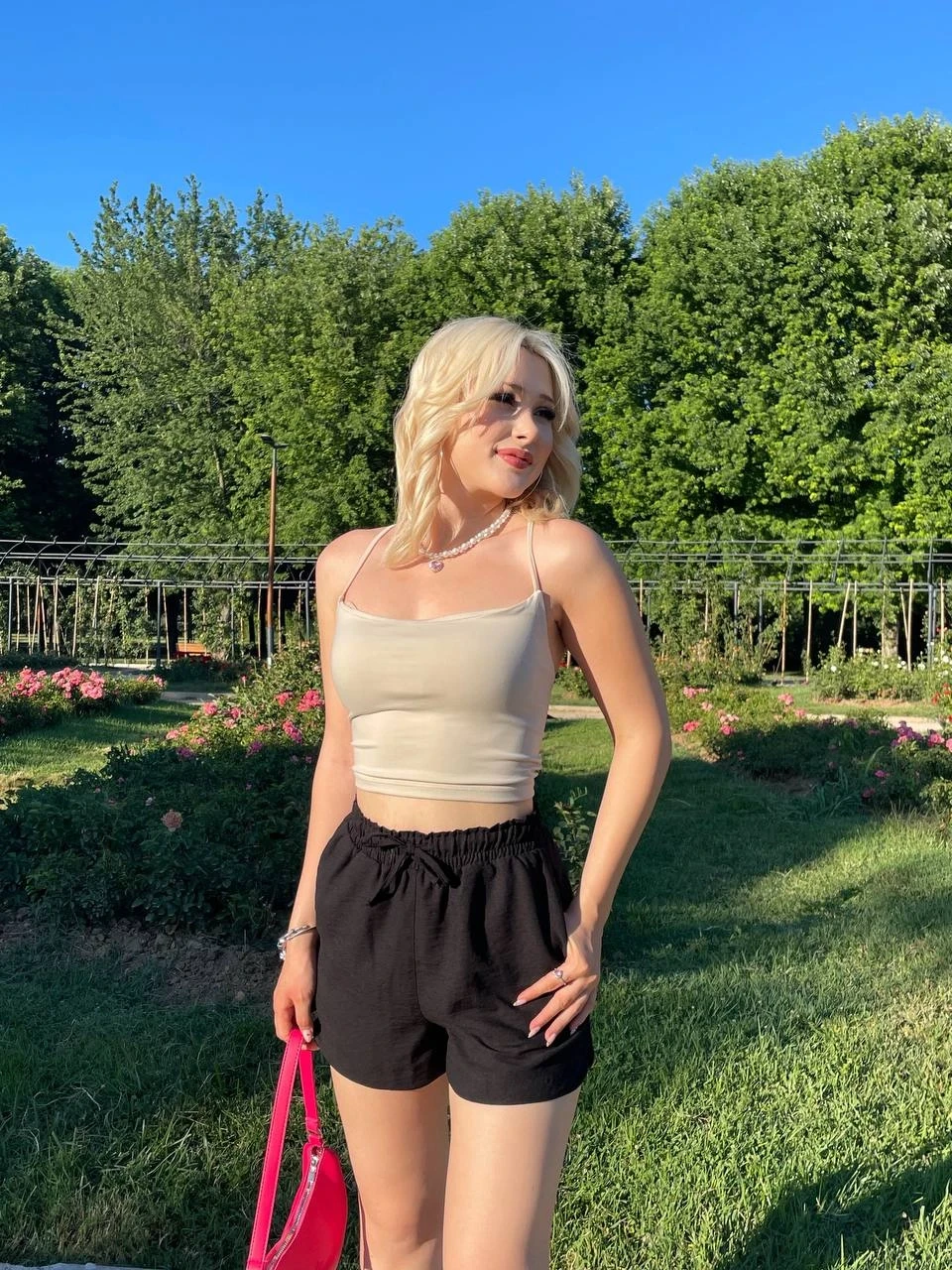 Kadın Siyah Beli Lastikli Yırtmaç Detaylı Cepli Keten Şort HZL24S-ZK11071