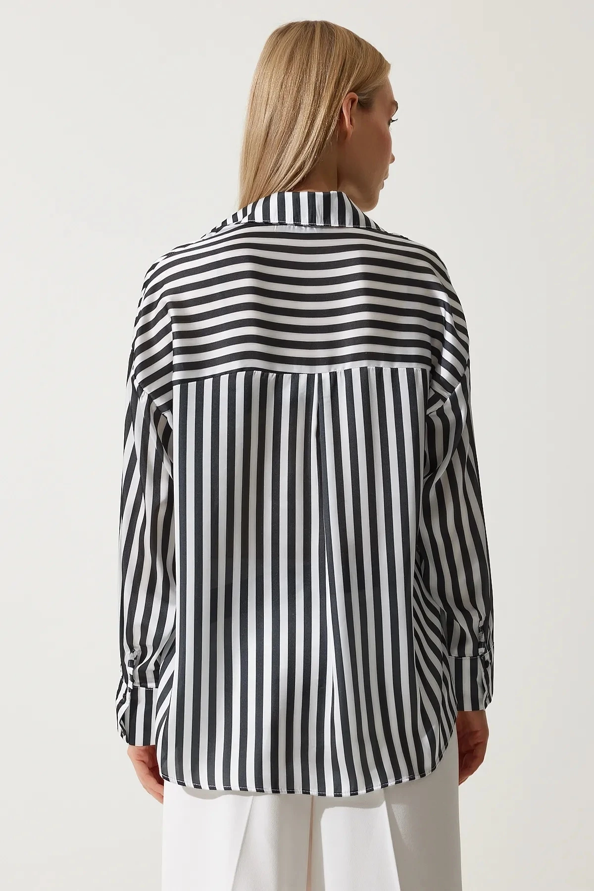Kadın Siyah Beyaz Çizgili Dökümlü Oversize Saten Görünümlü Gömlek HZL24S-BD1202421