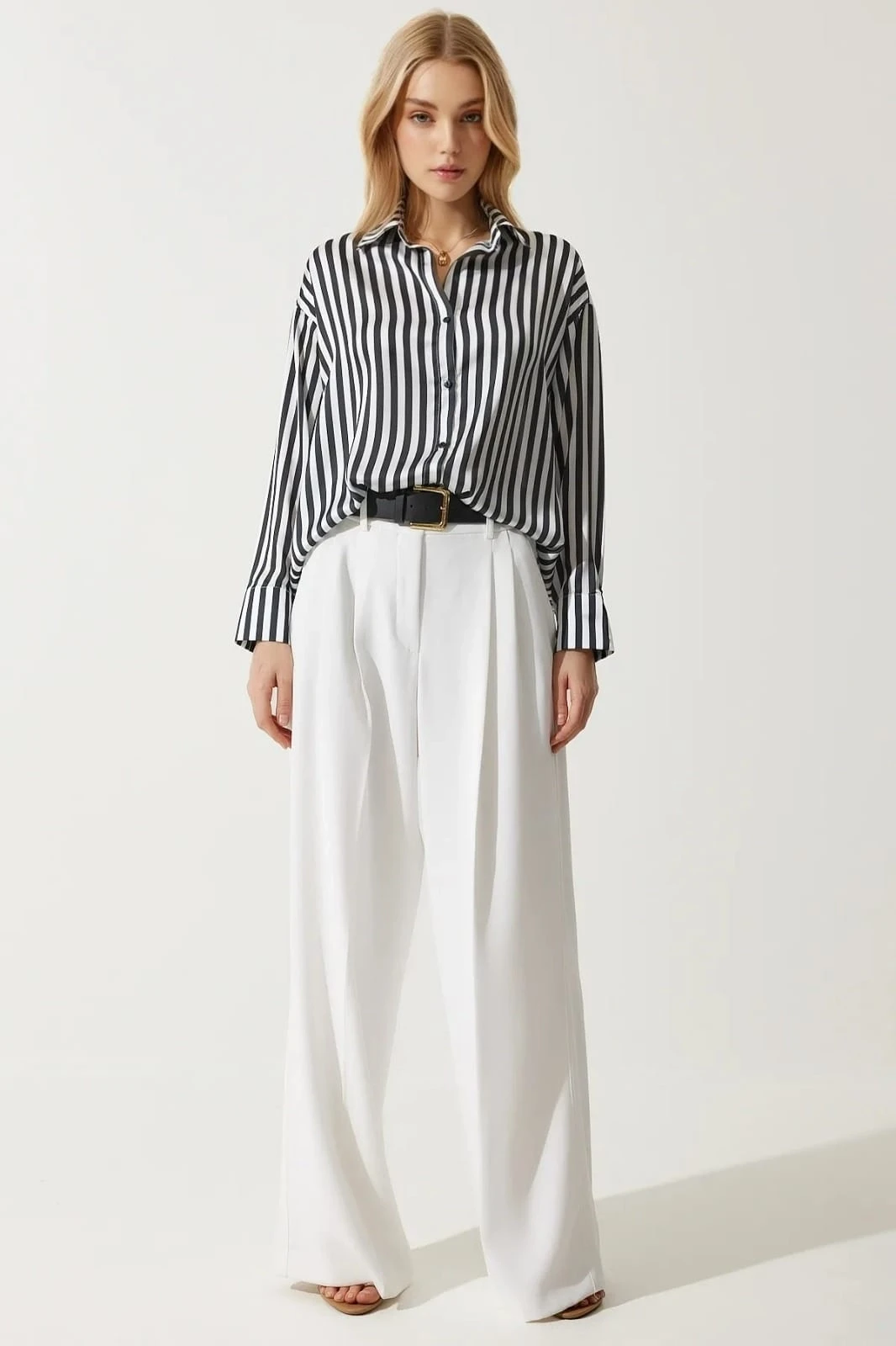 Kadın Siyah Beyaz Çizgili Dökümlü Oversize Saten Görünümlü Gömlek HZL24S-BD1202421