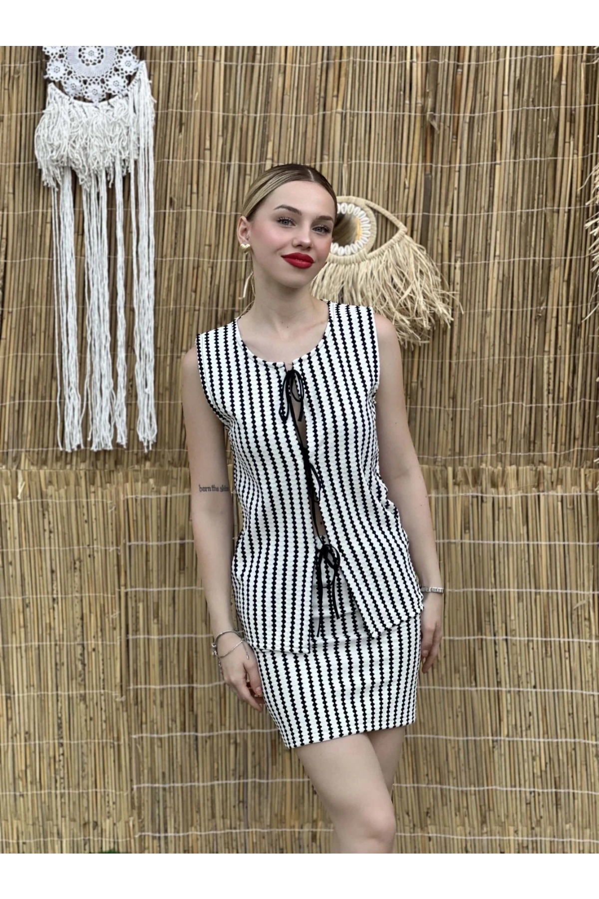 Kadın Siyah Beyaz Çizgili Önü Bağlamalı Bluzlu Etekli Triko Takım HZL24S-ZK10271