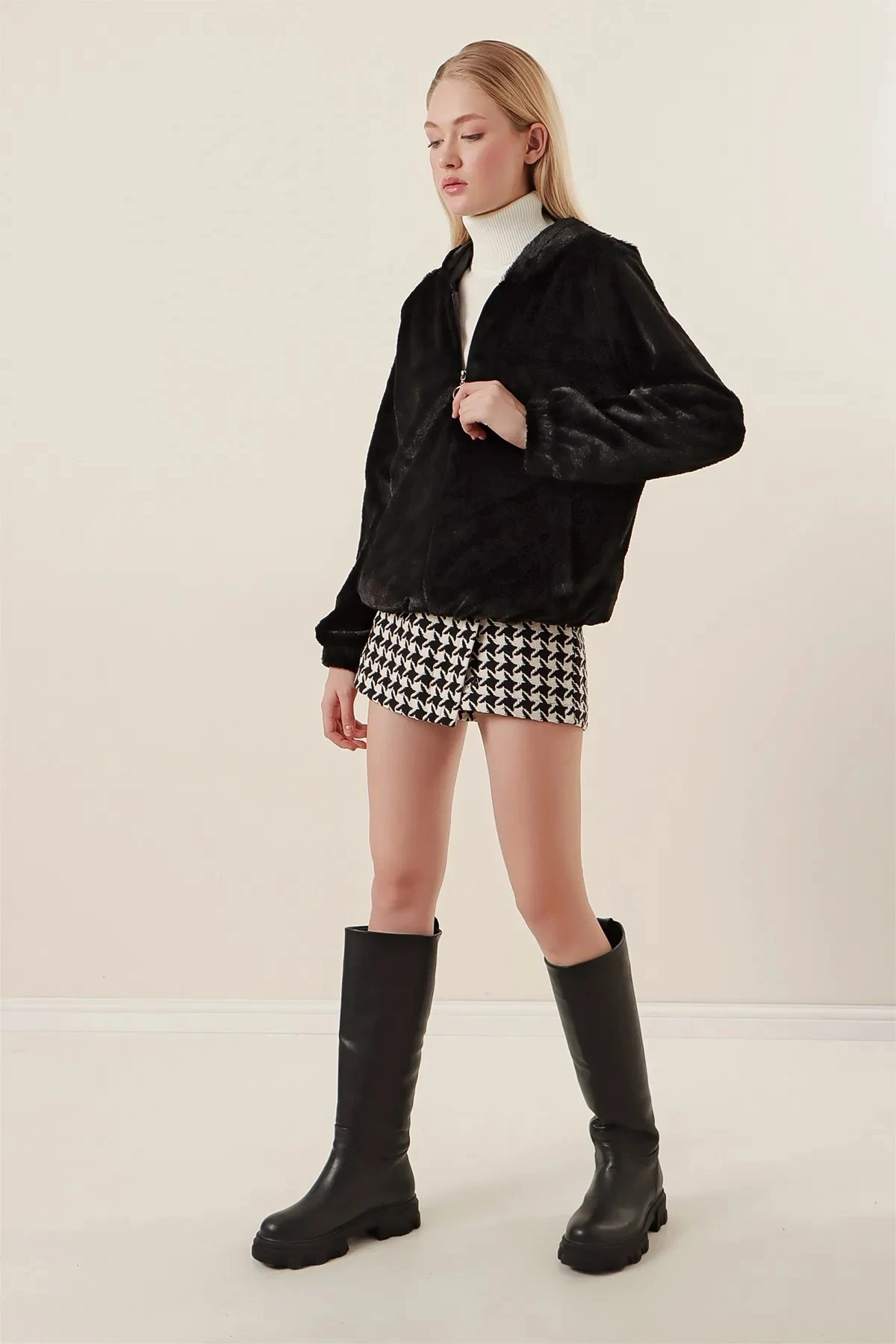 Kadın Siyah Bileği ve Beli Lastikli Fermuarlı Kapüşonlu Dışı Kürklü İçi Astarlı Mont HZL24W-BD151501