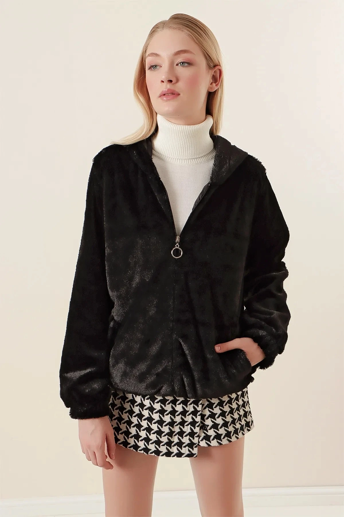 Kadın Siyah Bileği ve Beli Lastikli Fermuarlı Kapüşonlu Dışı Kürklü İçi Astarlı Mont HZL24W-BD151501