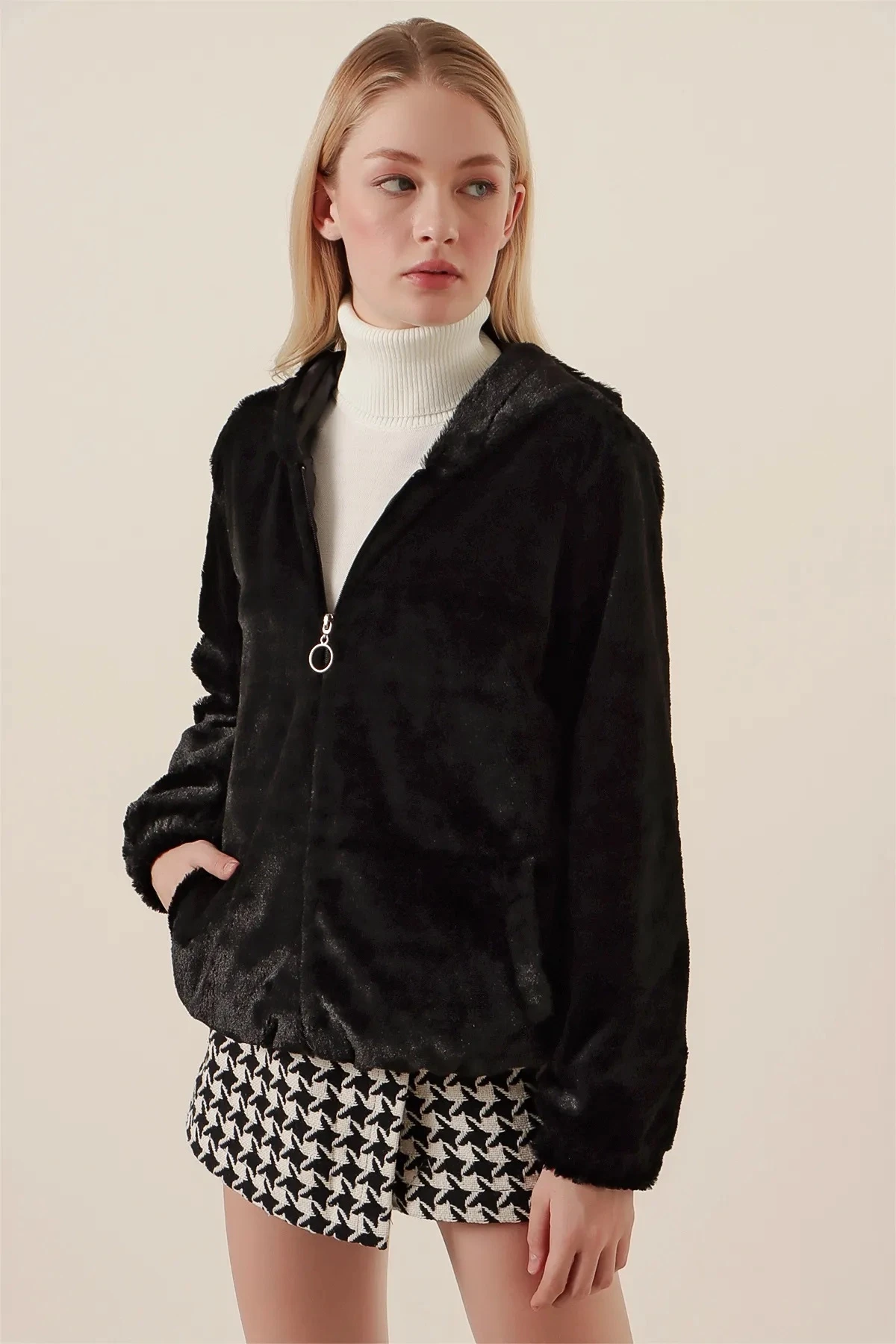 Kadın Siyah Bileği ve Beli Lastikli Fermuarlı Kapüşonlu Dışı Kürklü İçi Astarlı Mont HZL24W-BD151501