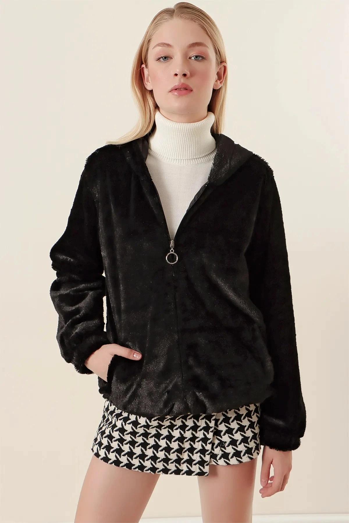 Kadın Siyah Bileği ve Beli Lastikli Fermuarlı Kapüşonlu Dışı Kürklü İçi Astarlı Mont HZL24W-BD151501