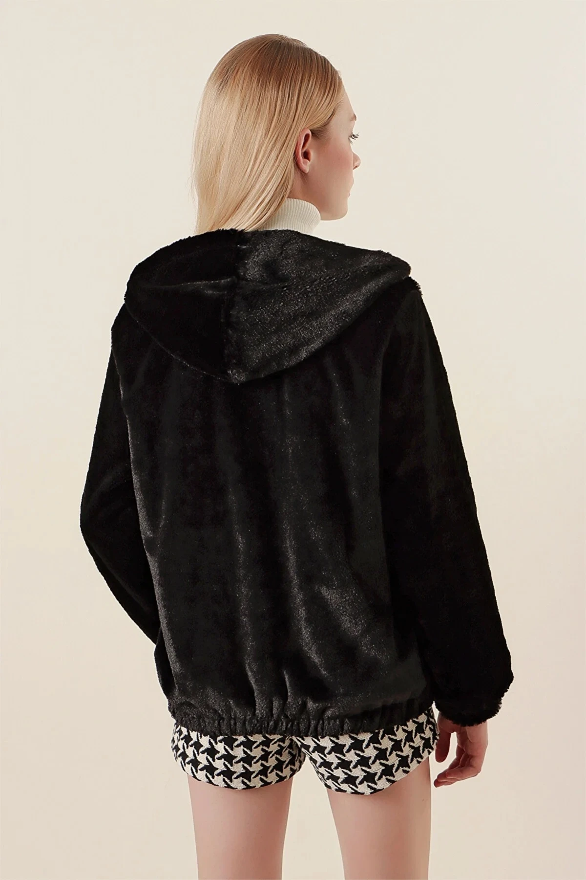 Kadın Siyah Bileği ve Beli Lastikli Fermuarlı Kapüşonlu Dışı Kürklü İçi Astarlı Mont HZL24W-BD151501