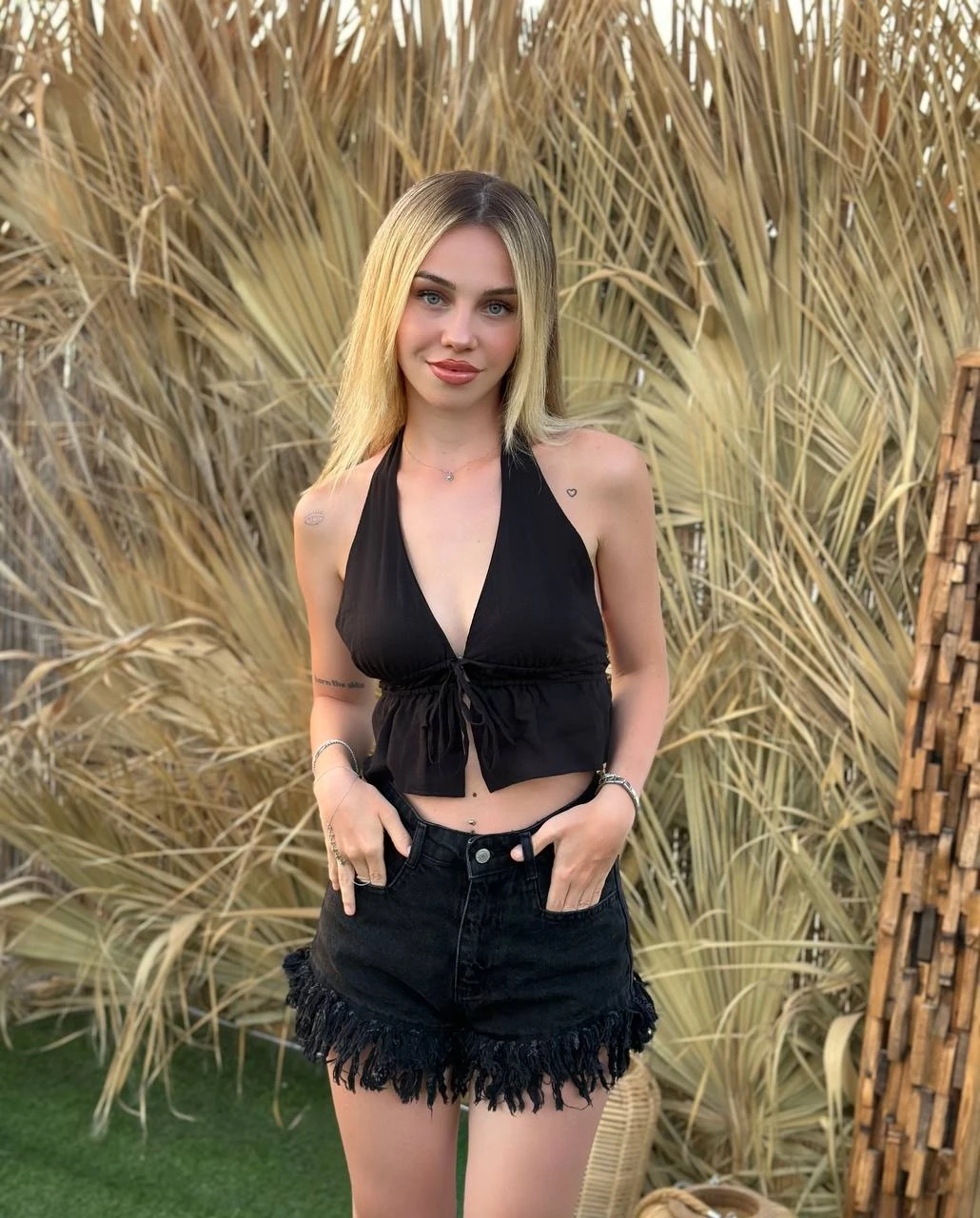 Kadın Siyah Boyundan Bağlamalı Sırtı Açık Keten Bluz HZL24S-ZK11081