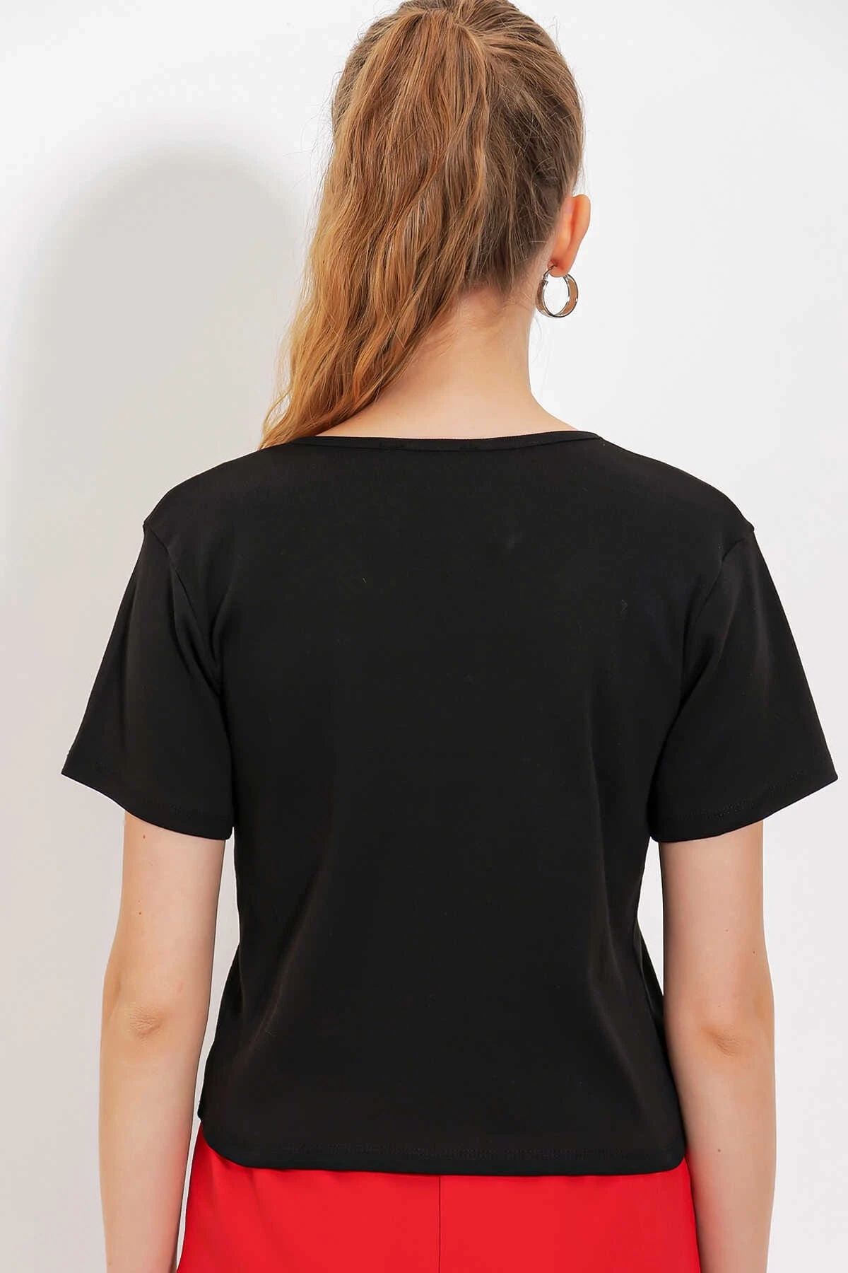 Kadın Siyah Cep Detaylı Düğmeli Kısa Kol T-shirt HZL24S-BD19031
