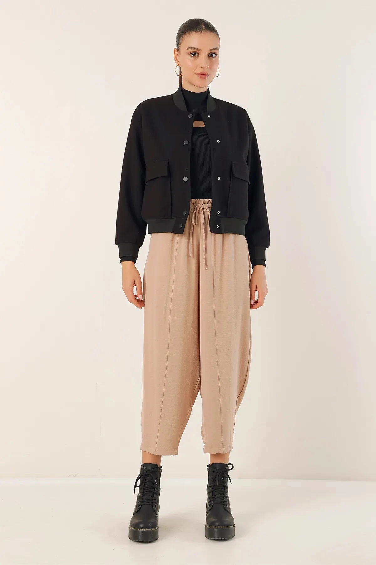 Kadın Siyah Çift Cepli Çıt Çıt Kapamalı İçi Saten Astarlı Crop Ceket HZL24W-BD106881