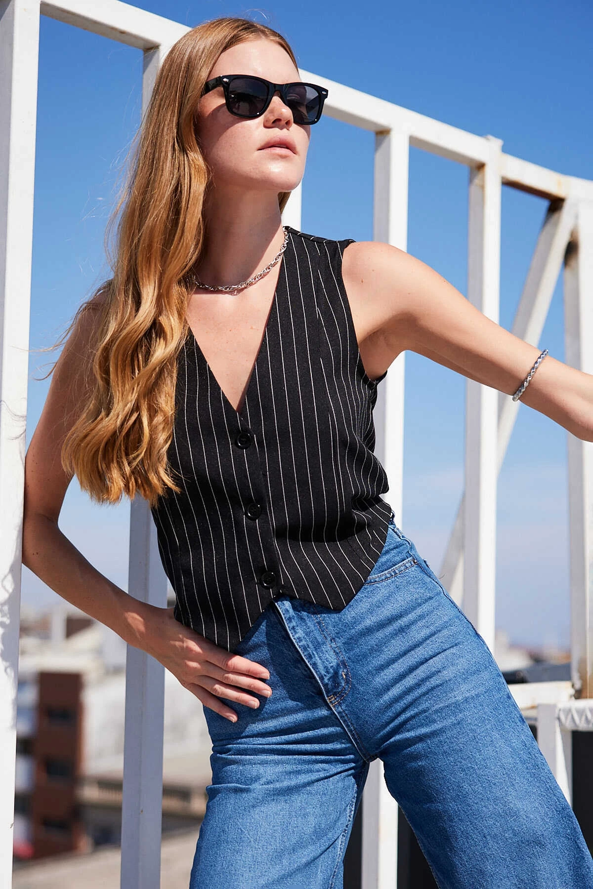 Kadın Siyah Çizgili Düğmeli Astarsız Dokuma Yelek HZL24S-BD167941