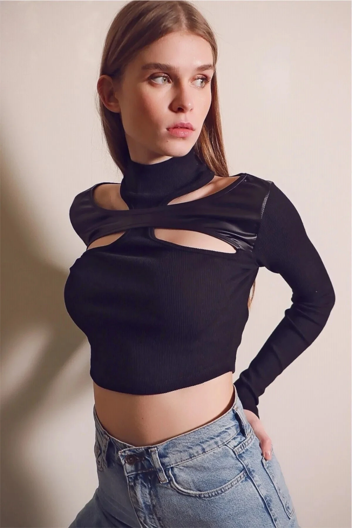Kadın Siyah Deri Detaylı Kaşkorse Crop Bluz HZL23S-DSB199991