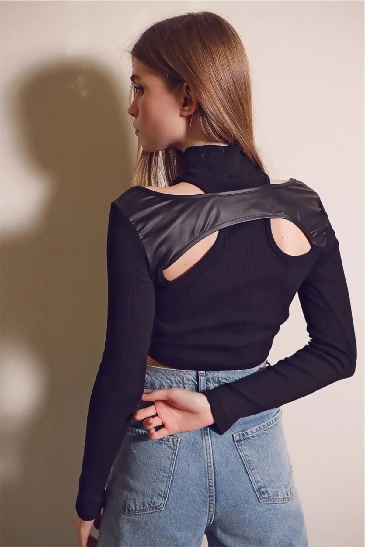 Kadın Siyah Deri Detaylı Kaşkorse Crop Bluz HZL23S-DSB199991