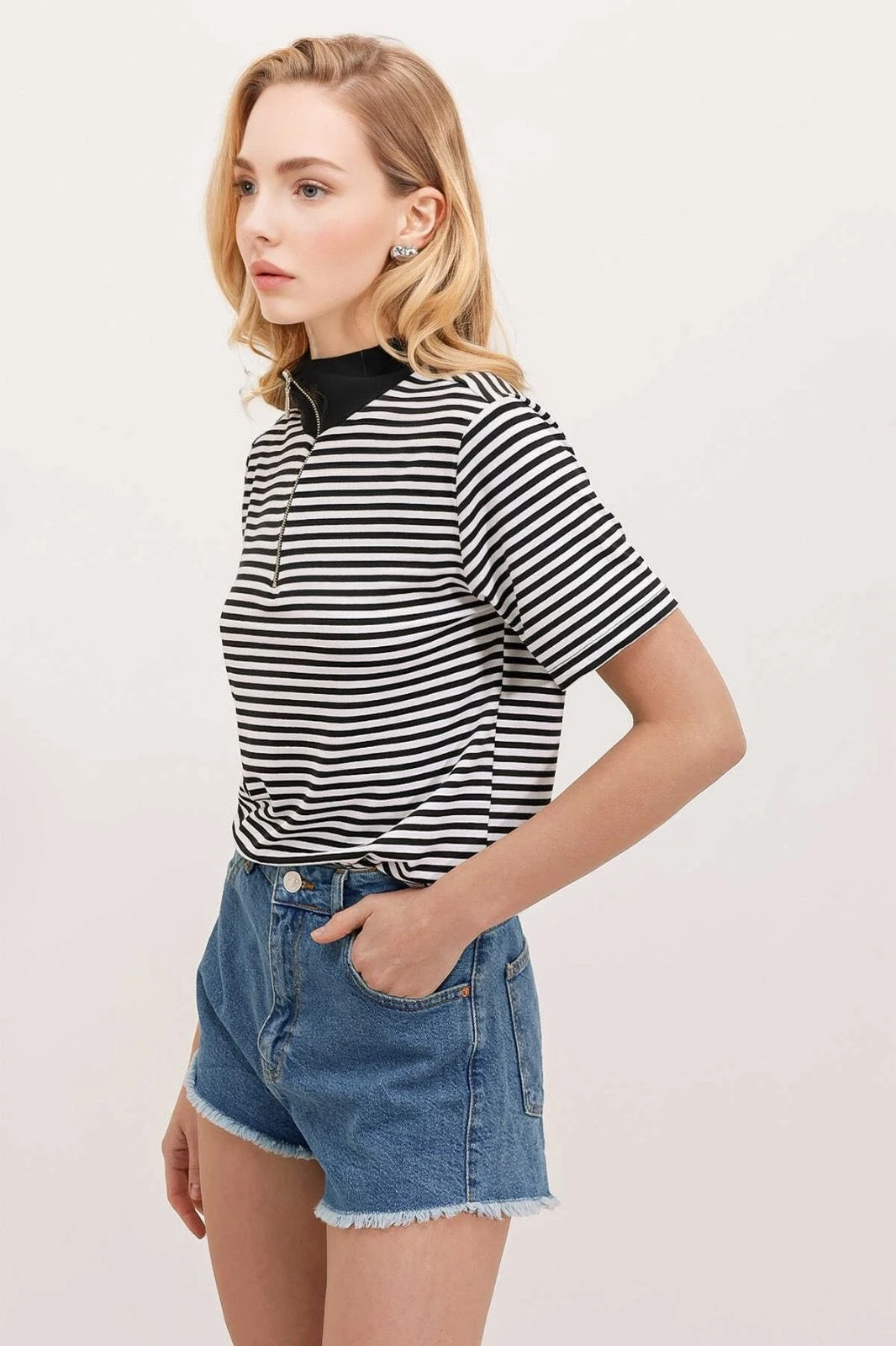 Kadın Siyah Fermuarlı Polo Yaka Çizgili T-shirt HZL23S-BD104971