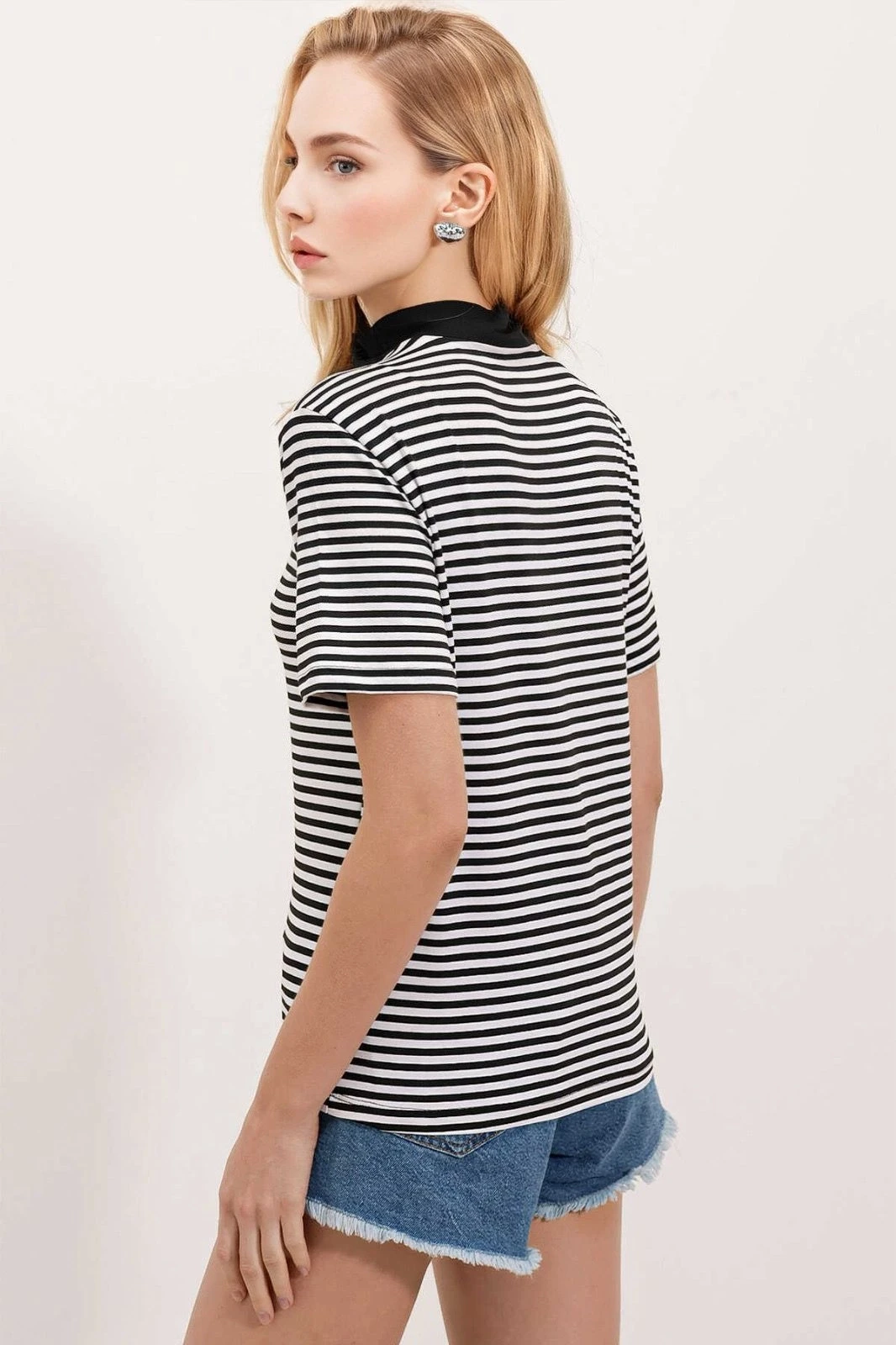 Kadın Siyah Fermuarlı Polo Yaka Çizgili T-shirt HZL23S-BD104971