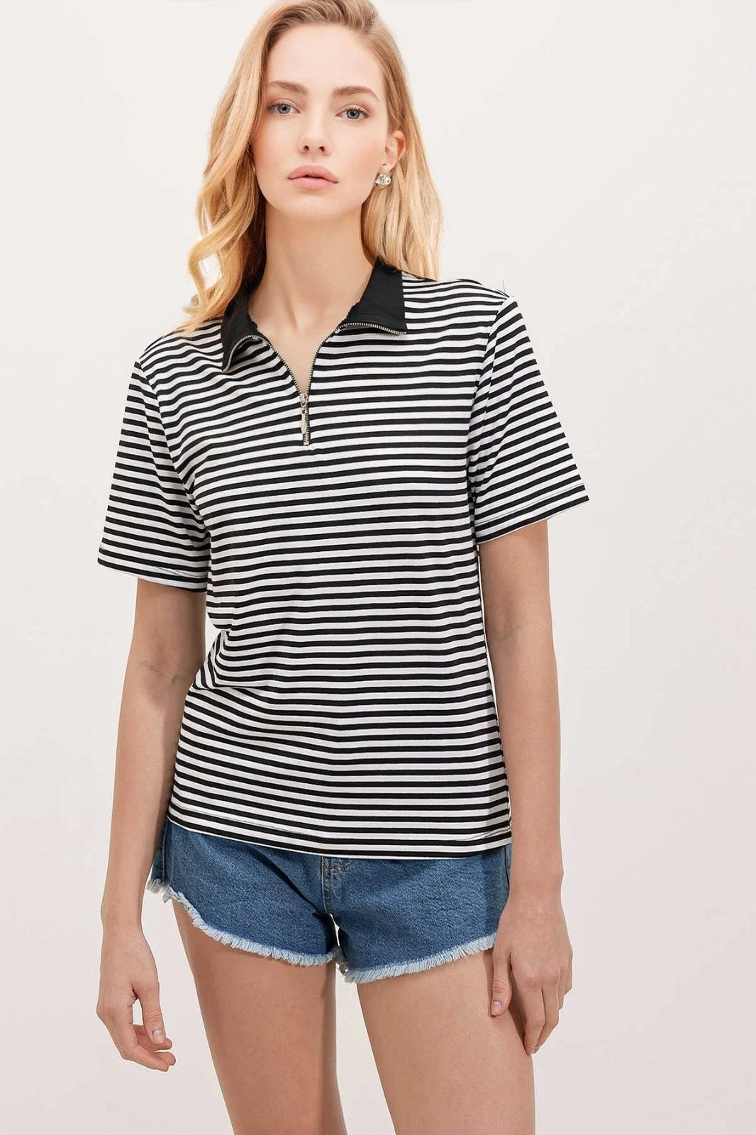 Kadın Siyah Fermuarlı Polo Yaka Çizgili T-shirt HZL23S-BD104971