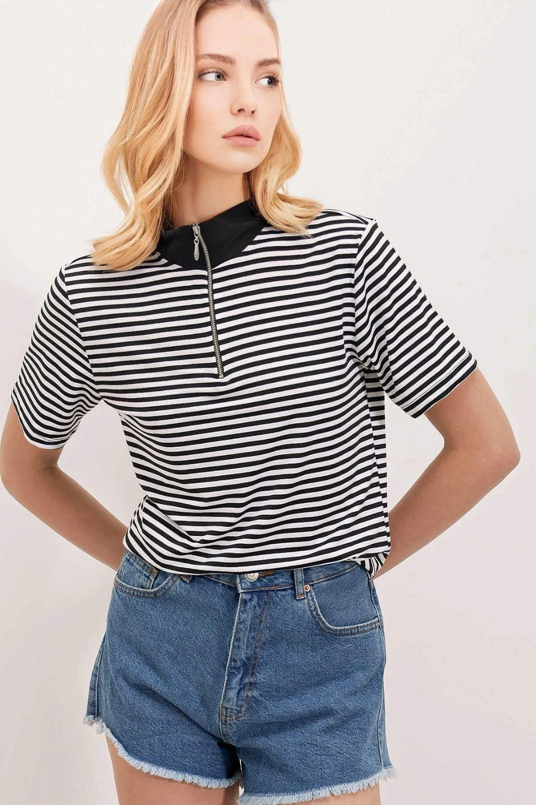 Kadın Siyah Fermuarlı Polo Yaka Çizgili T-shirt HZL23S-BD104971