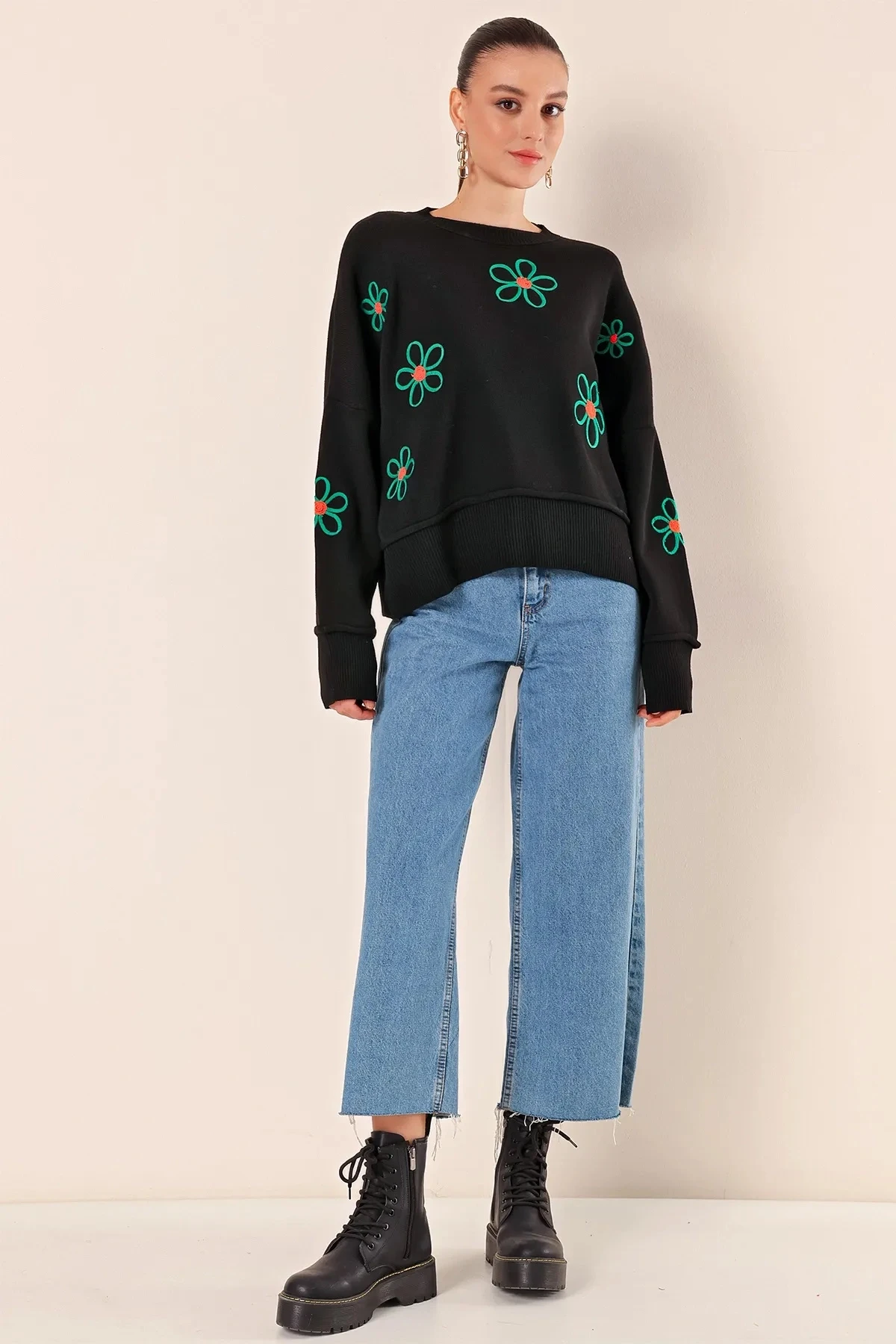 Kadın Siyah Geniş Kalıp Çiçek Desenli  Triko Kazak HZL24W-BD1101981