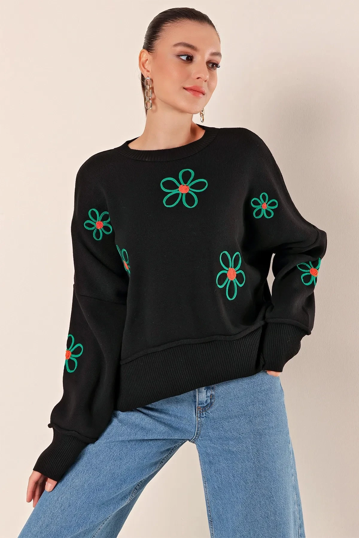 Kadın Siyah Geniş Kalıp Çiçek Desenli  Triko Kazak HZL24W-BD1101981