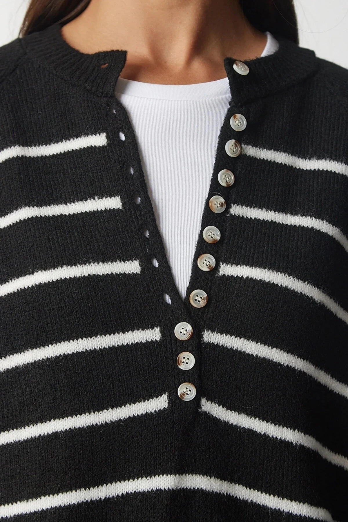 Kadın Siyah Hafif Balon Kol Çizgili Düğmeli Yaka Triko Kazak HZL23W-BD1101491