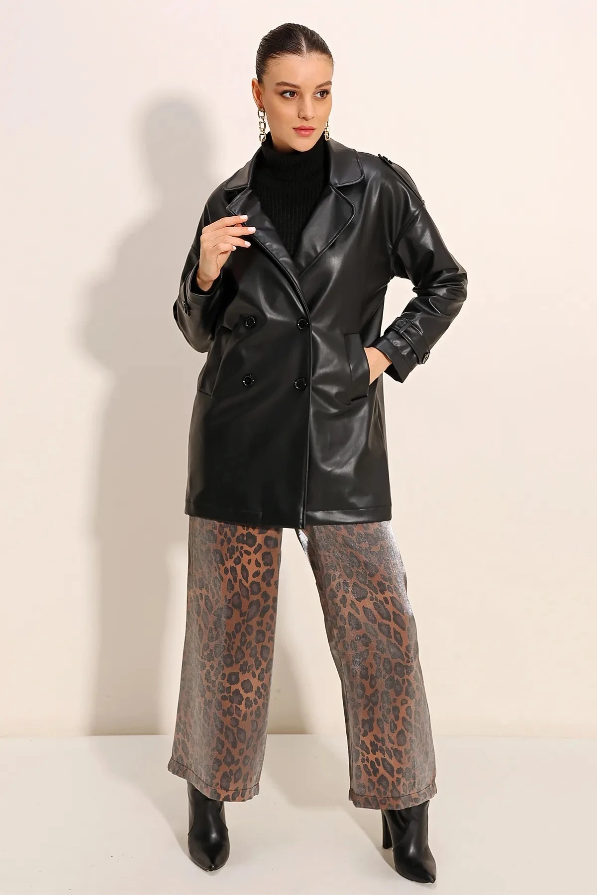 Kadın Siyah Kruvaze Yaka Çift Cepli İçi Astarlı Suni Deri Ceket HZL24W-BD110361