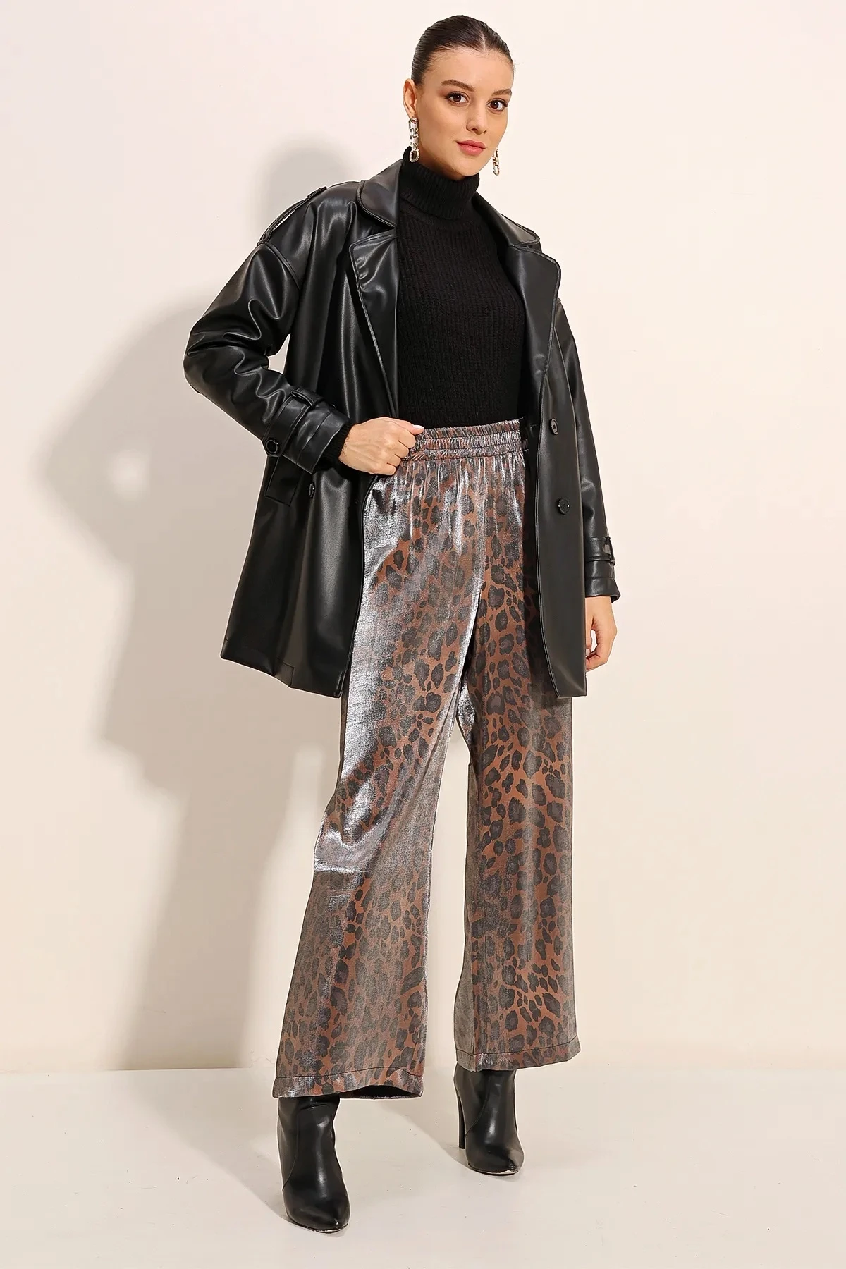 Kadın Siyah Kruvaze Yaka Çift Cepli İçi Astarlı Suni Deri Ceket HZL24W-BD110361