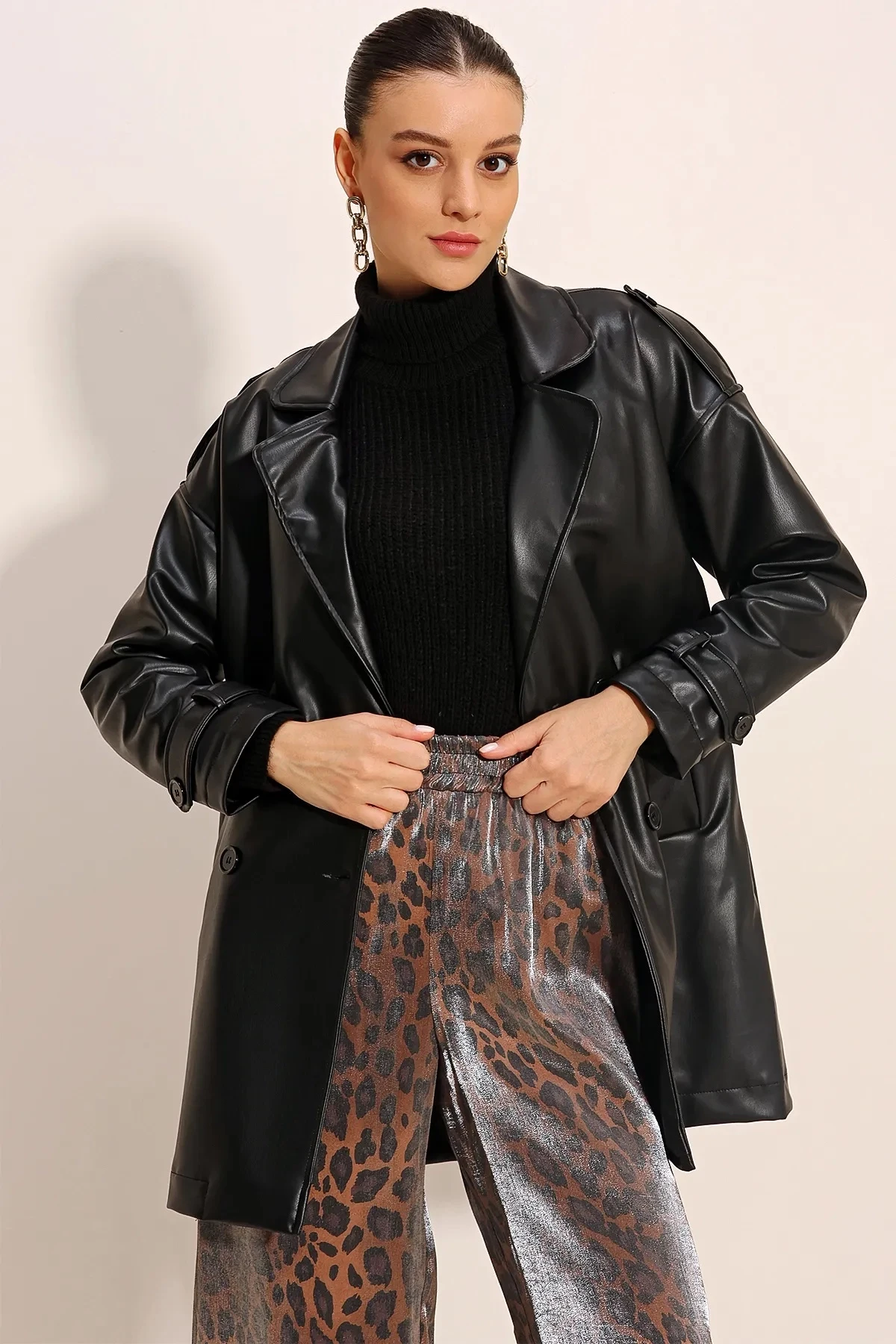 Kadın Siyah Kruvaze Yaka Çift Cepli İçi Astarlı Suni Deri Ceket HZL24W-BD110361
