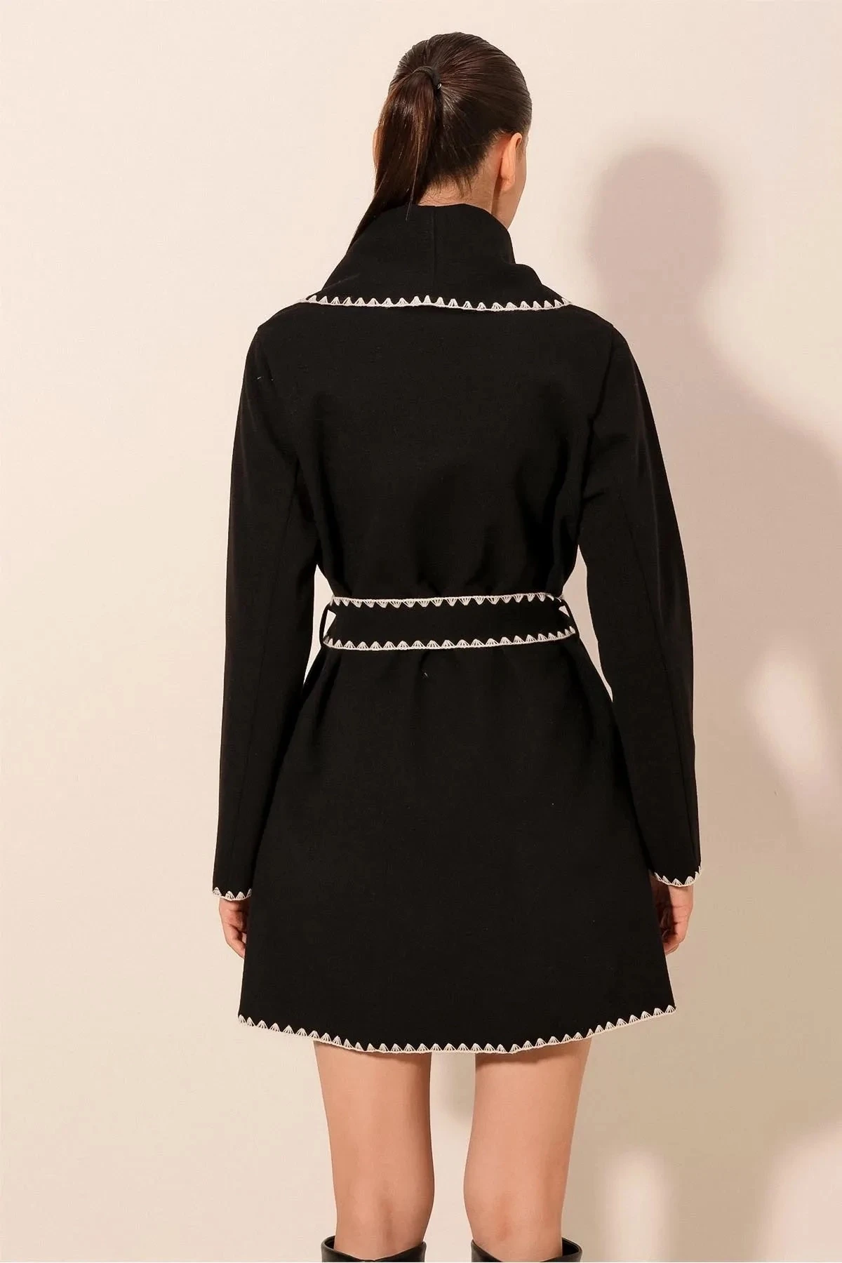 Kadın Siyah Nakış Detaylı Beli Kuşaklı Düğmesiz Astarsız Kaşe Kaban  HZL24W-BD191301