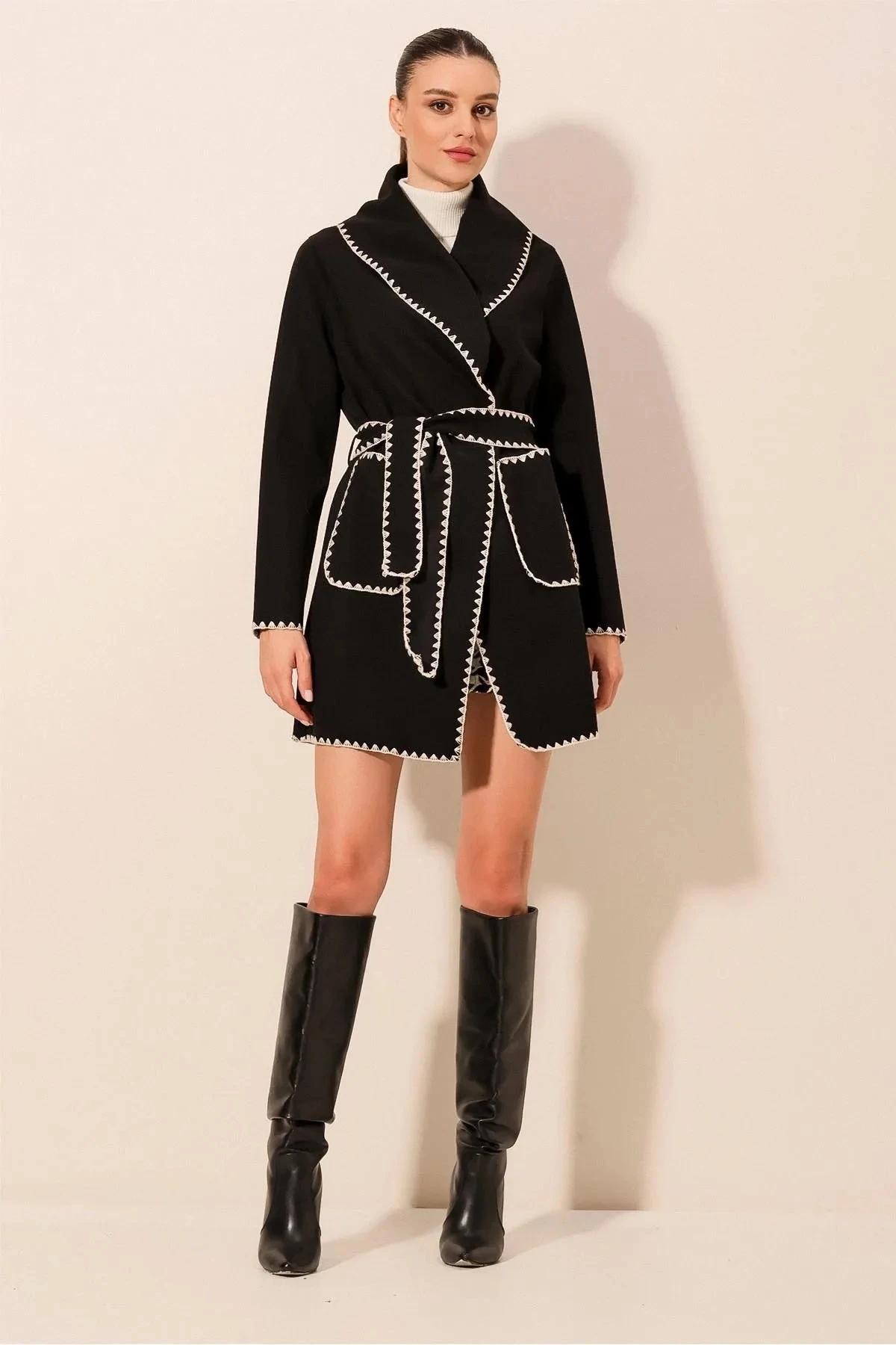 Kadın Siyah Nakış Detaylı Beli Kuşaklı Düğmesiz Astarsız Kaşe Kaban  HZL24W-BD191301