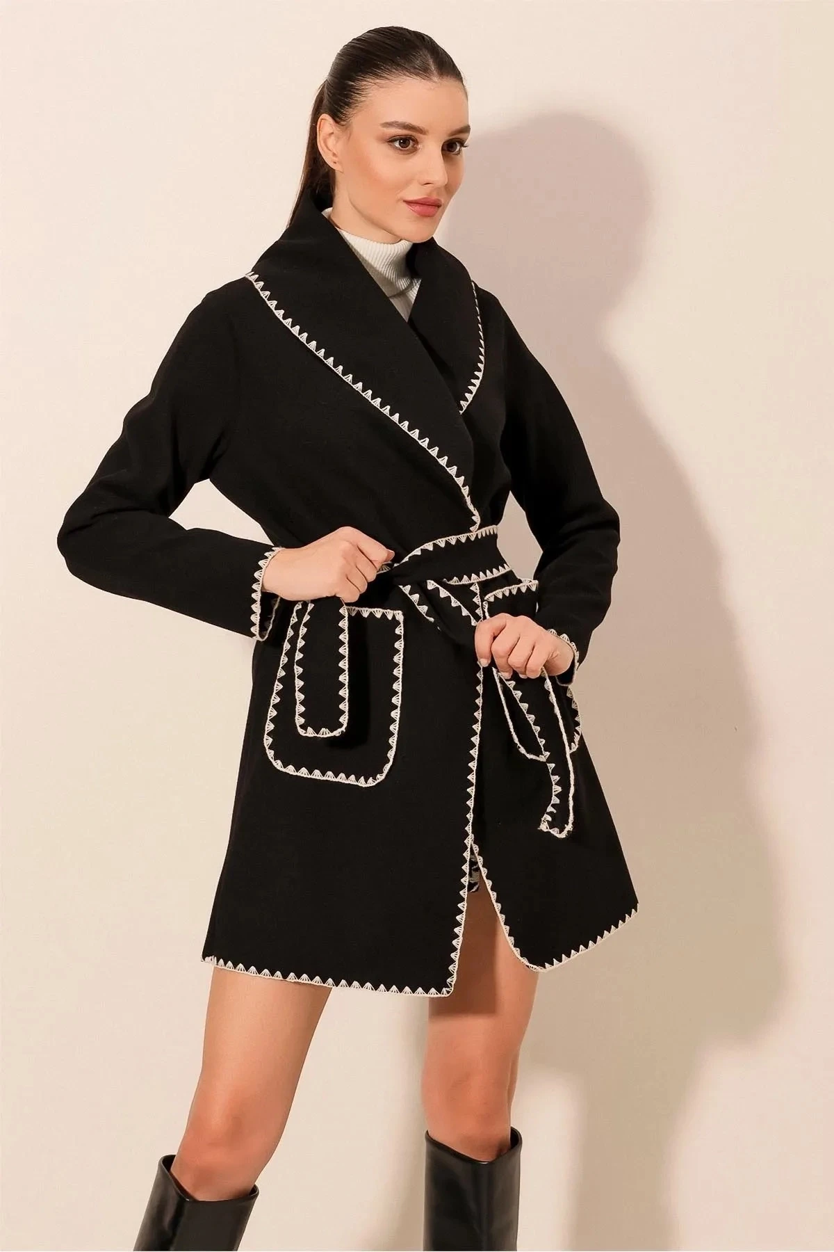 Kadın Siyah Nakış Detaylı Beli Kuşaklı Düğmesiz Astarsız Kaşe Kaban  HZL24W-BD191301