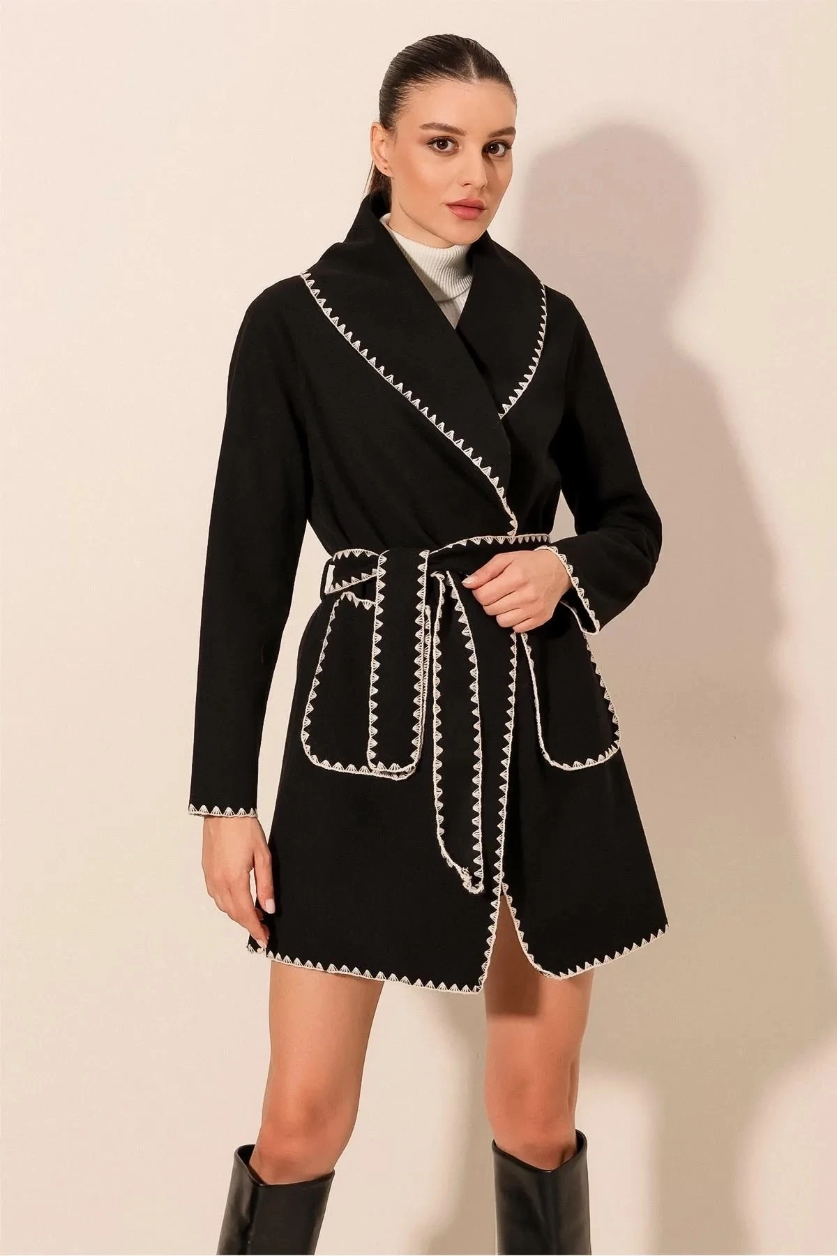 Kadın Siyah Nakış Detaylı Beli Kuşaklı Düğmesiz Astarsız Kaşe Kaban  HZL24W-BD191301