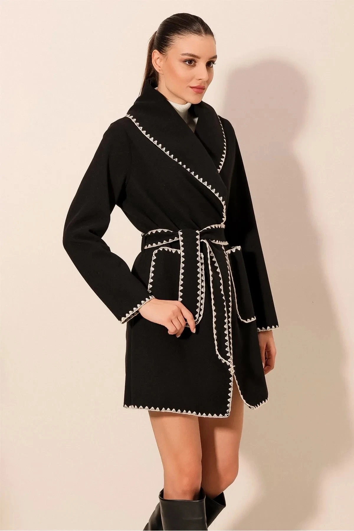 Kadın Siyah Nakış Detaylı Beli Kuşaklı Düğmesiz Astarsız Kaşe Kaban  HZL24W-BD191301