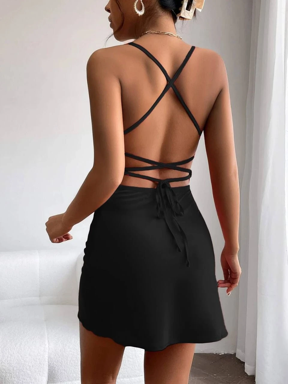 Kadın Siyah Saten Kumaş Sırt Dekolteli Mini Elbise HZL24S-FRY120541