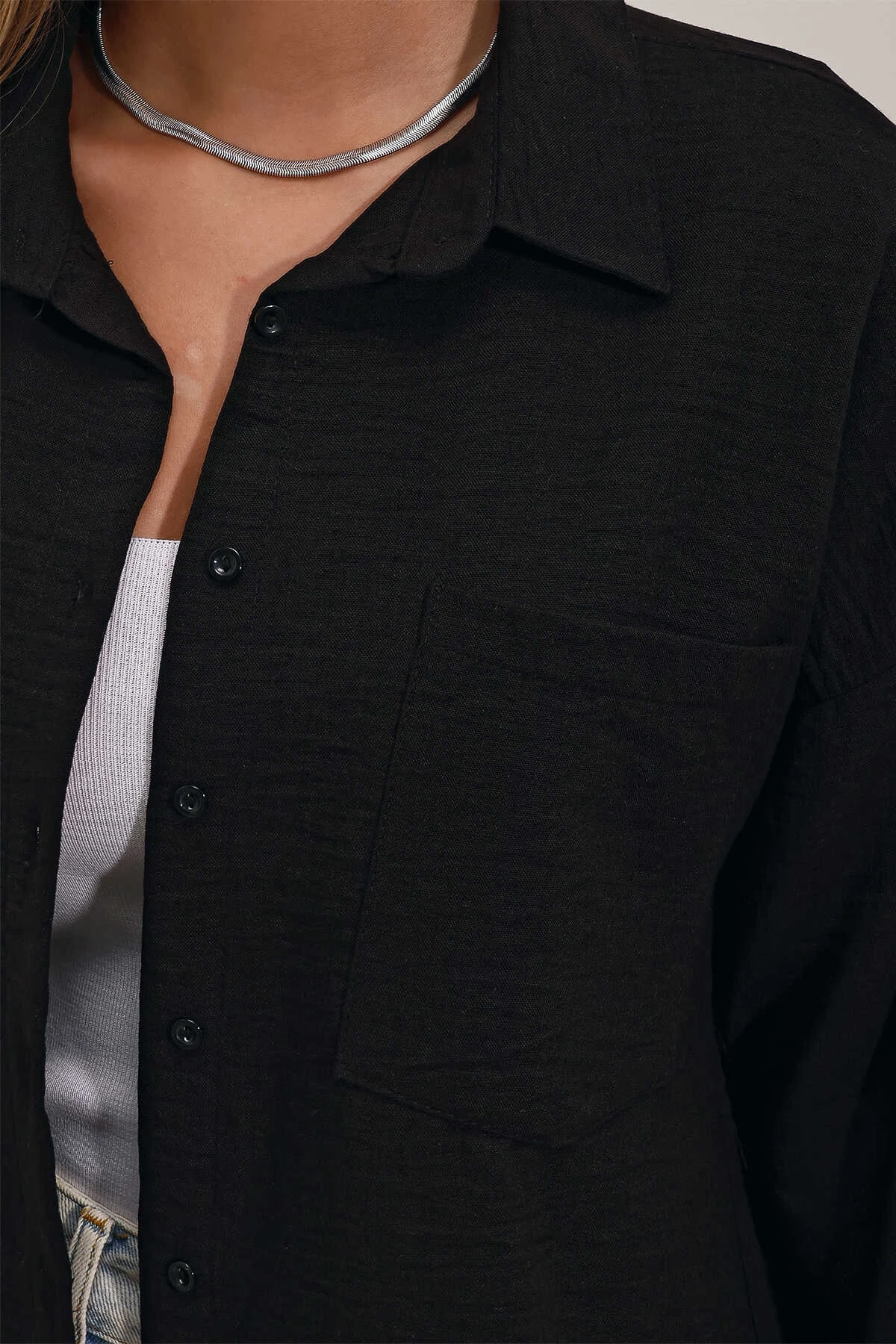 Kadın Siyah Tek Cepli Oversize Keten Ayrobin Gömlek HZL24S-BD1201531