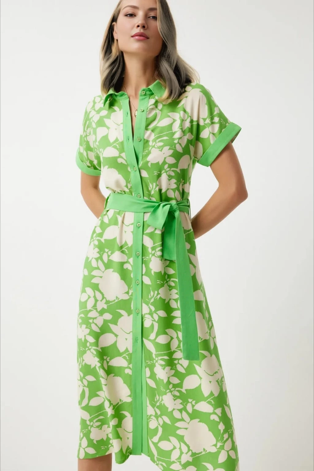 Kadın Yeşil Krem Kuşaklı Çiçek Desenli Düğmeli Yazlık Viskon Elbise HZL24S-BD124551