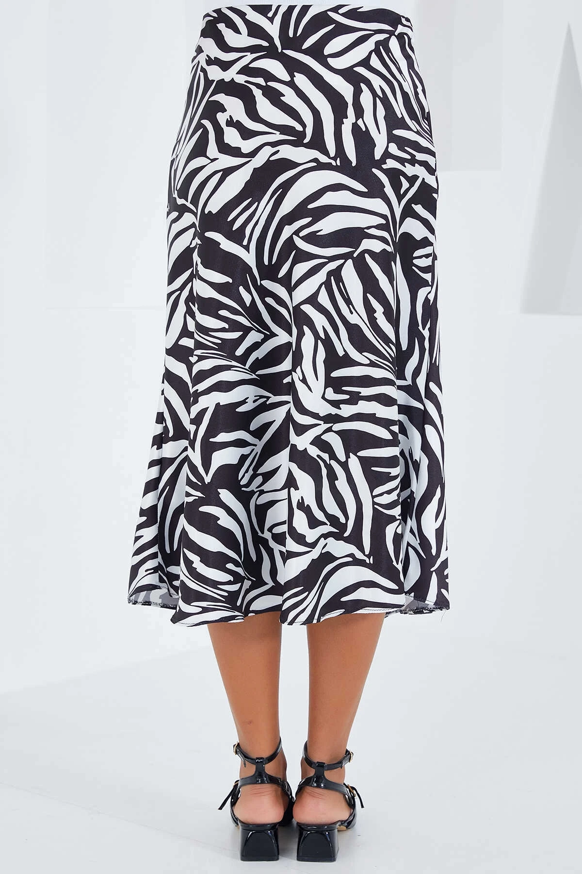 Kadın Zebra Desen Siyah Beyaz Saten Yüzeyli Beli Lastikli Midi Boy Etek Hzl23s-bd1101471