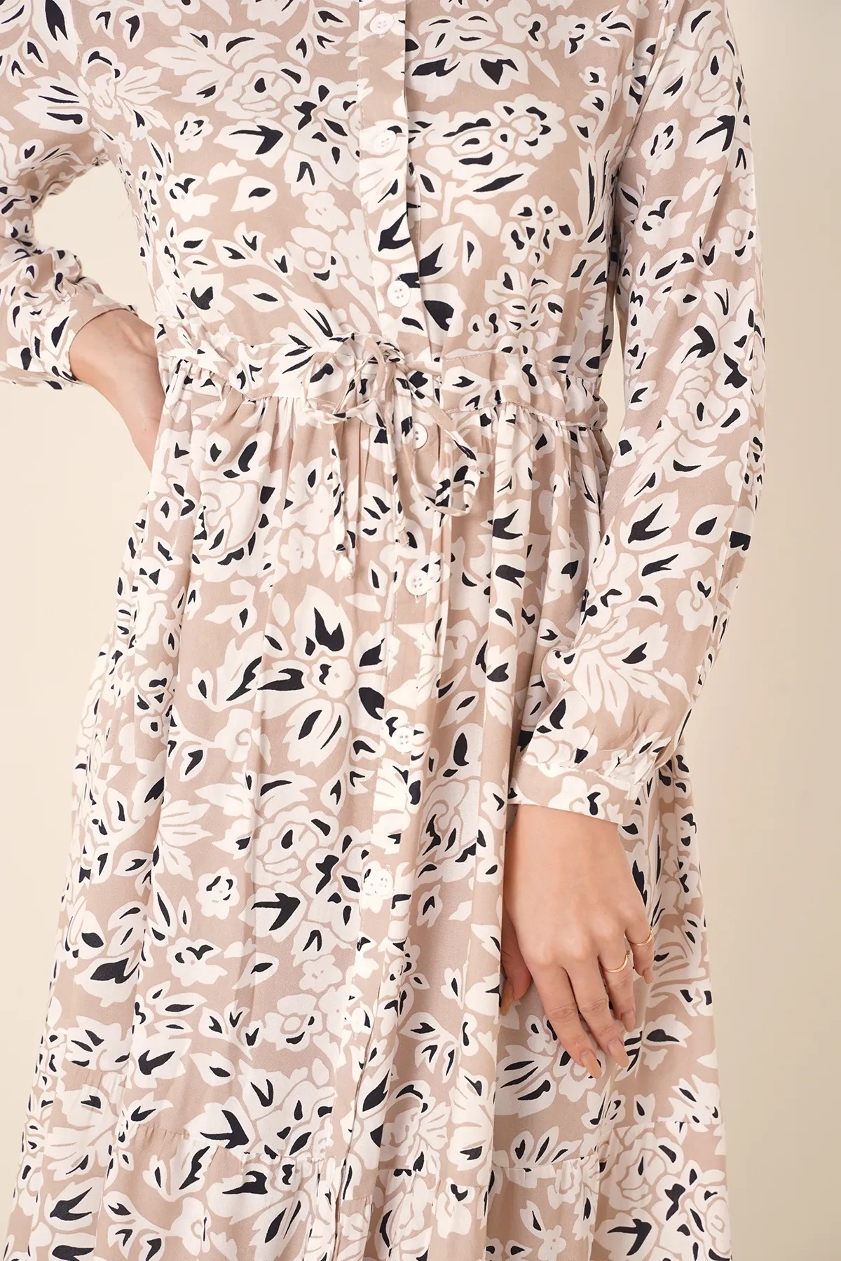 Kadın Bej Desenli Hakim Yaka Yazlık Uzun Elbise HZL25W-BD122971