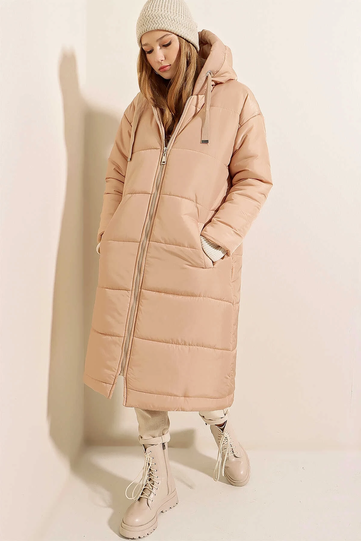 Kadın Bej Kapşonlu Uzun Oversize Şişme Mont HZL22W-BD151201