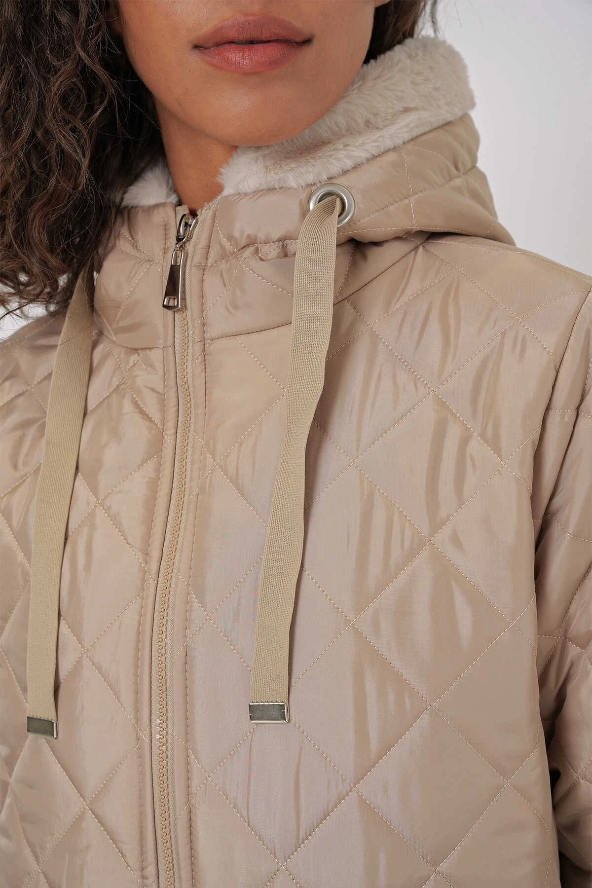 Kadın Bej Kürk Detaylı Astarlı Kapitone Mont HZL25W-BD151971