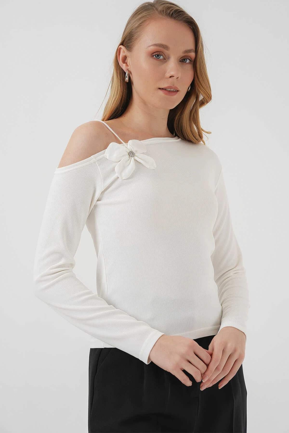 Kadın Beyaz Askı Detaylı Kayık Yaka Bluz HZL25S-BD19271