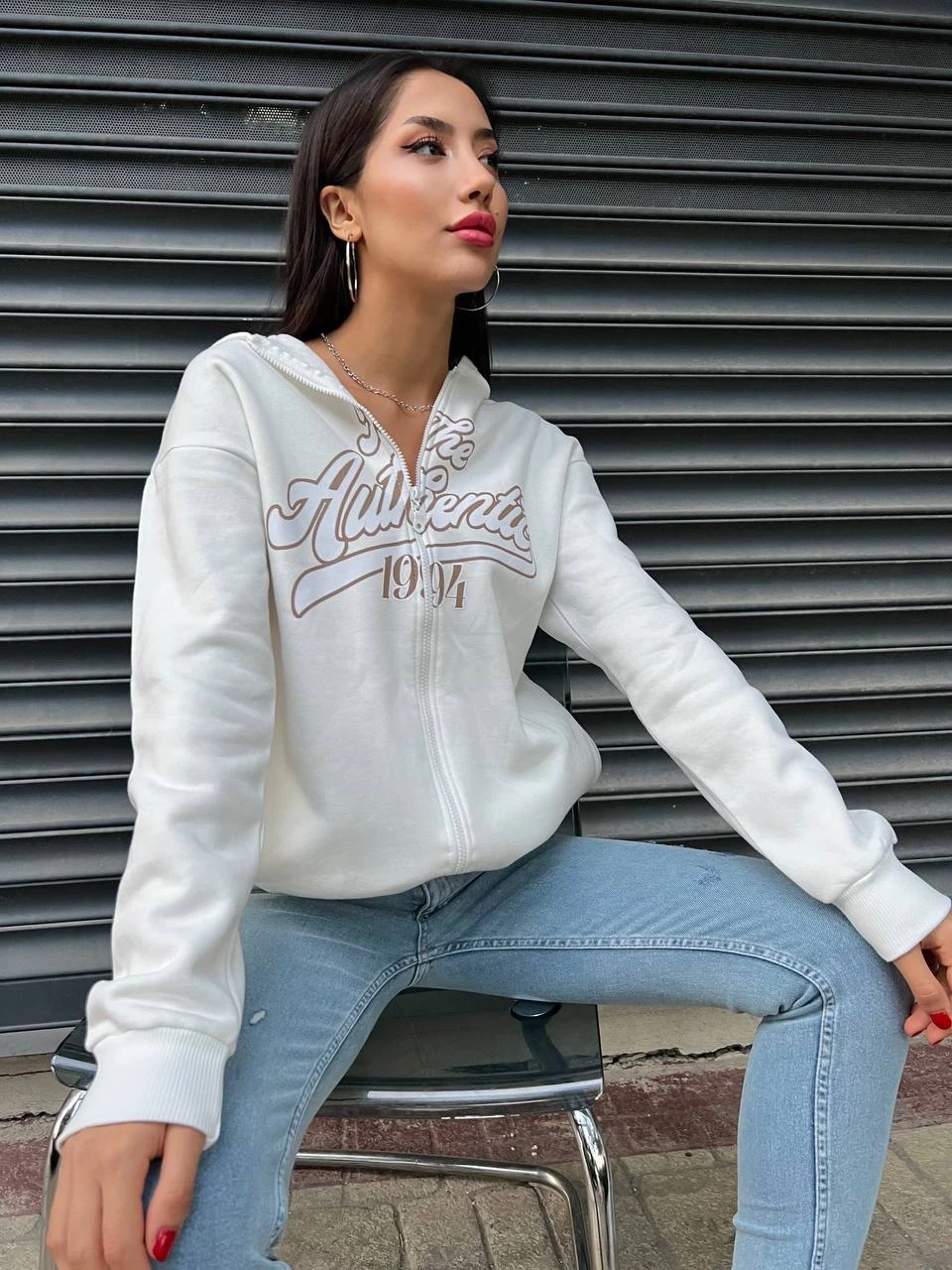 Kadın Beyaz Baskılı Kapüşonlu Fermuarlı Oversize Sweatshirt HZL24W-ZK12741