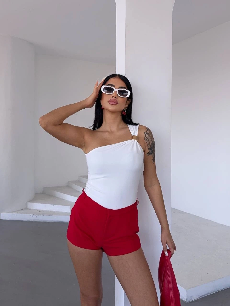 Kadın Beyaz Tek Omuz Gold Metal Detaylı Bluz HZL25S-FRY123111