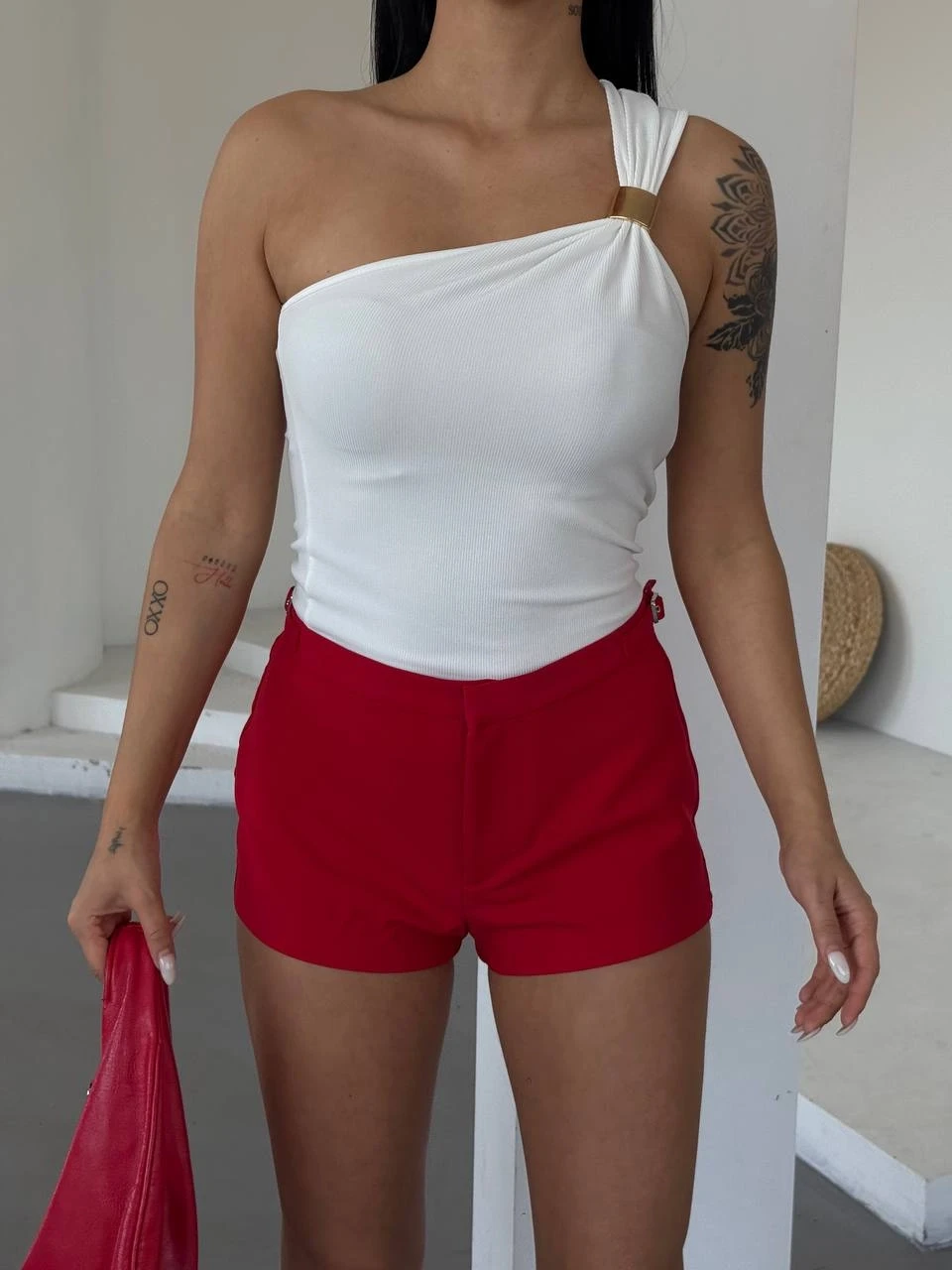 Kadın Beyaz Tek Omuz Gold Metal Detaylı Bluz HZL25S-FRY123111