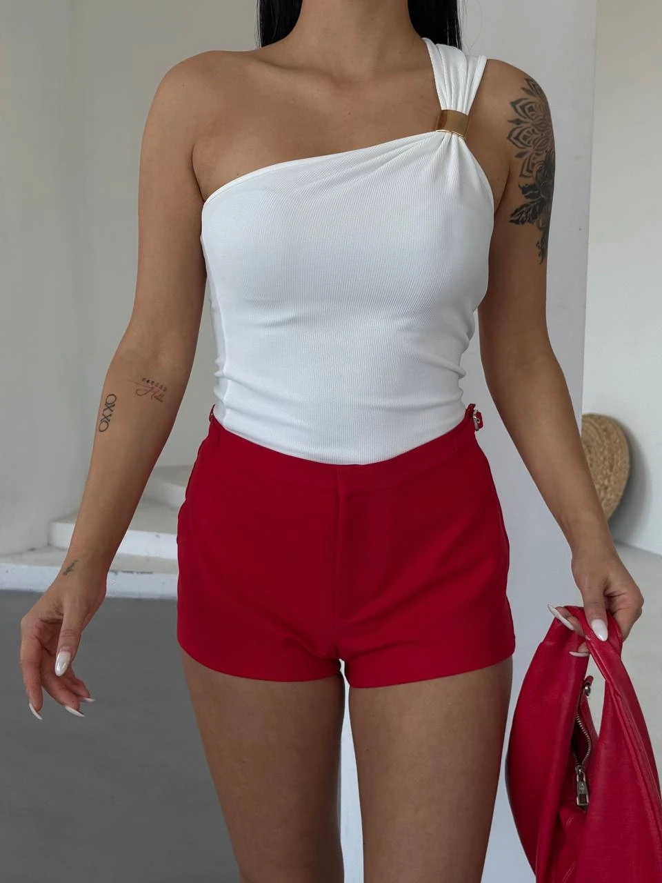 Kadın Beyaz Tek Omuz Gold Metal Detaylı Bluz HZL25S-FRY123111