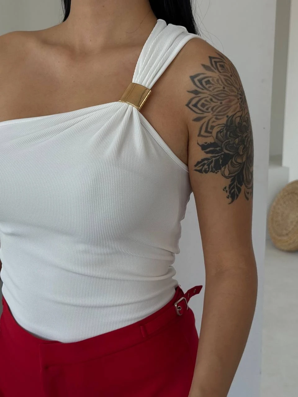 Kadın Beyaz Tek Omuz Gold Metal Detaylı Bluz HZL25S-FRY123111