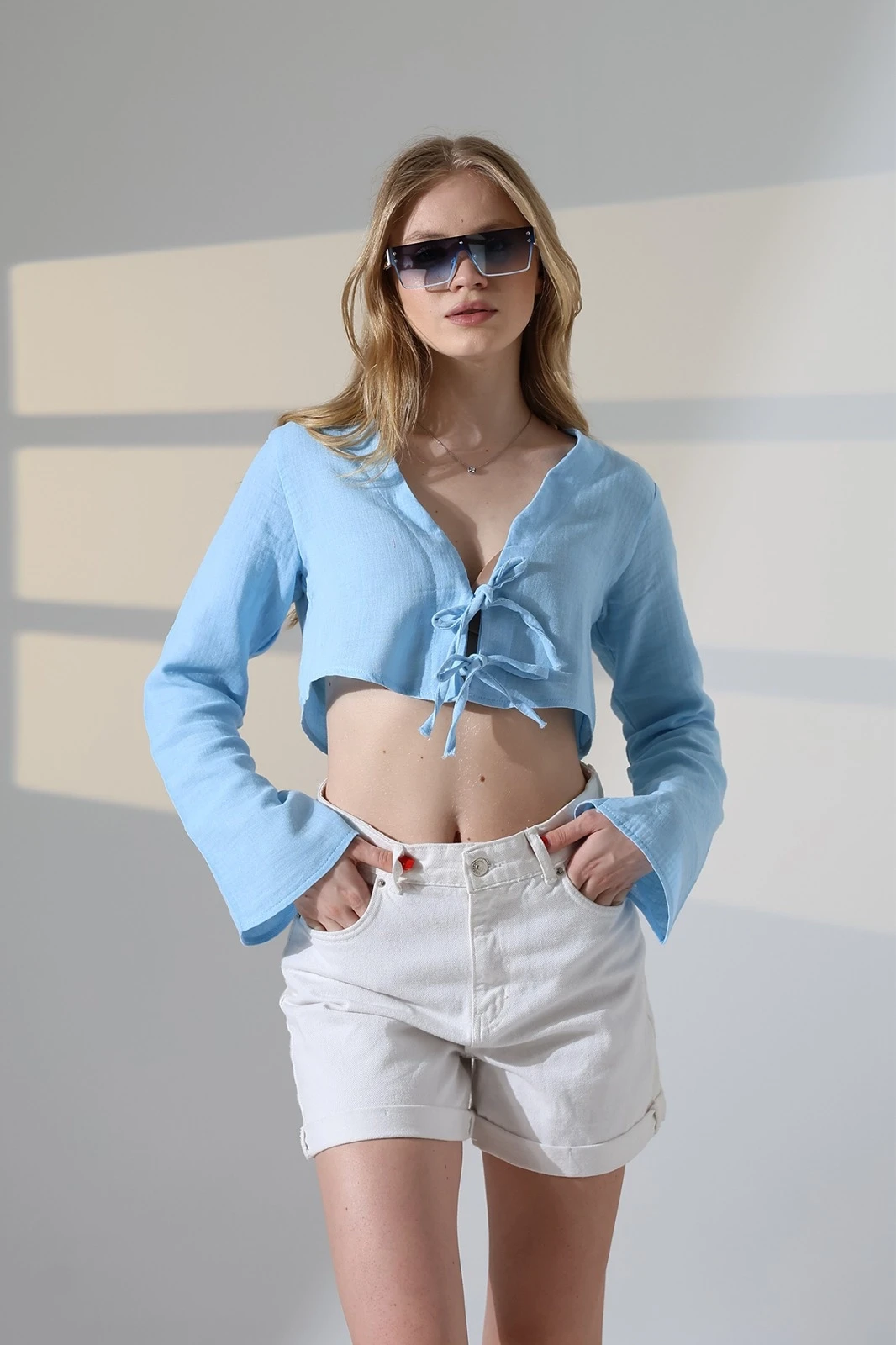 Kadın Buz Mavi Önden Bağlamalı Müslin Kumaş Crop Bluz HZL25S-DSB104071